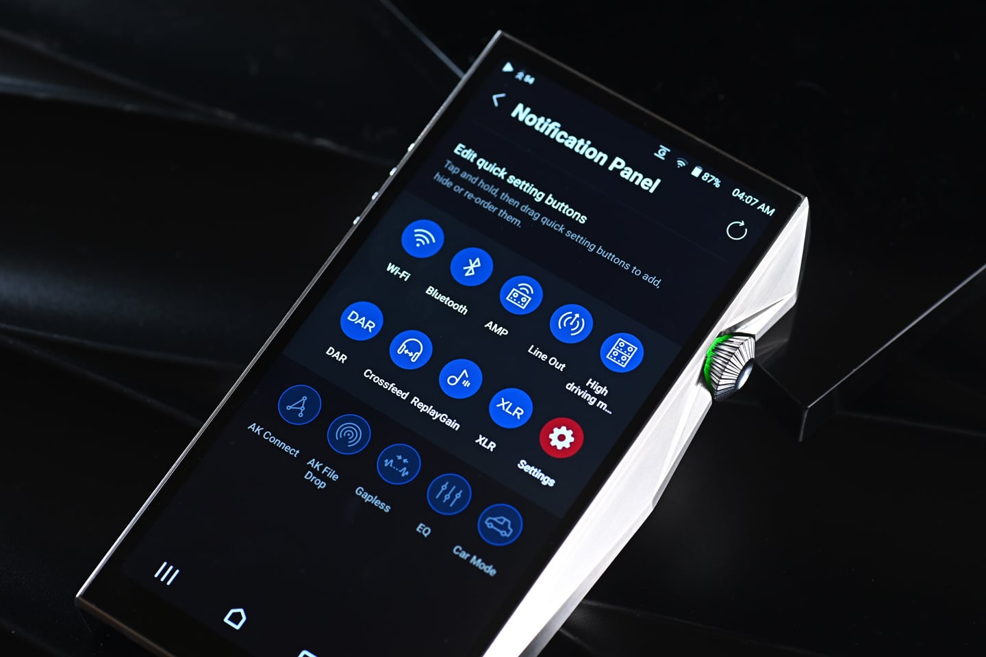 Astell&Kern 於高階 DAP 市場一路都行得幾前，當其他品牌還在鬥規格、鬥數字、鬥參數，他們往往將焦點放在更難量化、亦更考驗調音功力的聲音味道上，A&ultima SP4000T 就在這個情況之下登場。不是單純由 SP3000T 小修小補升級，而是將真空管、數碼播放、串流支援，以及更高密度的電路架構，一齊重新執過。
早在 SP3000T 時代，品牌已經首次把 Raytheon JAN6418 軍規真空管帶進旗艦系列，成功吸引不少喜歡模擬味道的發燒友。而來到最新 A&ultima SP4000T，研發方向並非簡單提升硬件配置，而是針對整套真空管放大架構重新設計，由雙真空管升級至四真空管差動架構，配合新一代 Hybrid 放大模式、更完善的減震技術，以及源自 SP4000 的高驅動放大電路，希望令數碼播放器同時擁有高解析與濃厚音樂感。