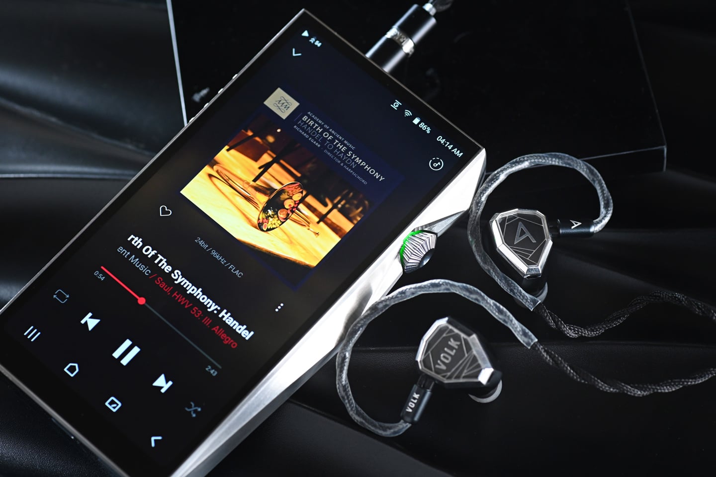 Astell&Kern 於高階 DAP 市場一路都行得幾前，當其他品牌還在鬥規格、鬥數字、鬥參數，他們往往將焦點放在更難量化、亦更考驗調音功力的聲音味道上，A&ultima SP4000T 就在這個情況之下登場。不是單純由 SP3000T 小修小補升級，而是將真空管、數碼播放、串流支援，以及更高密度的電路架構，一齊重新執過。
早在 SP3000T 時代，品牌已經首次把 Raytheon JAN6418 軍規真空管帶進旗艦系列，成功吸引不少喜歡模擬味道的發燒友。而來到最新 A&ultima SP4000T，研發方向並非簡單提升硬件配置，而是針對整套真空管放大架構重新設計，由雙真空管升級至四真空管差動架構，配合新一代 Hybrid 放大模式、更完善的減震技術，以及源自 SP4000 的高驅動放大電路，希望令數碼播放器同時擁有高解析與濃厚音樂感。