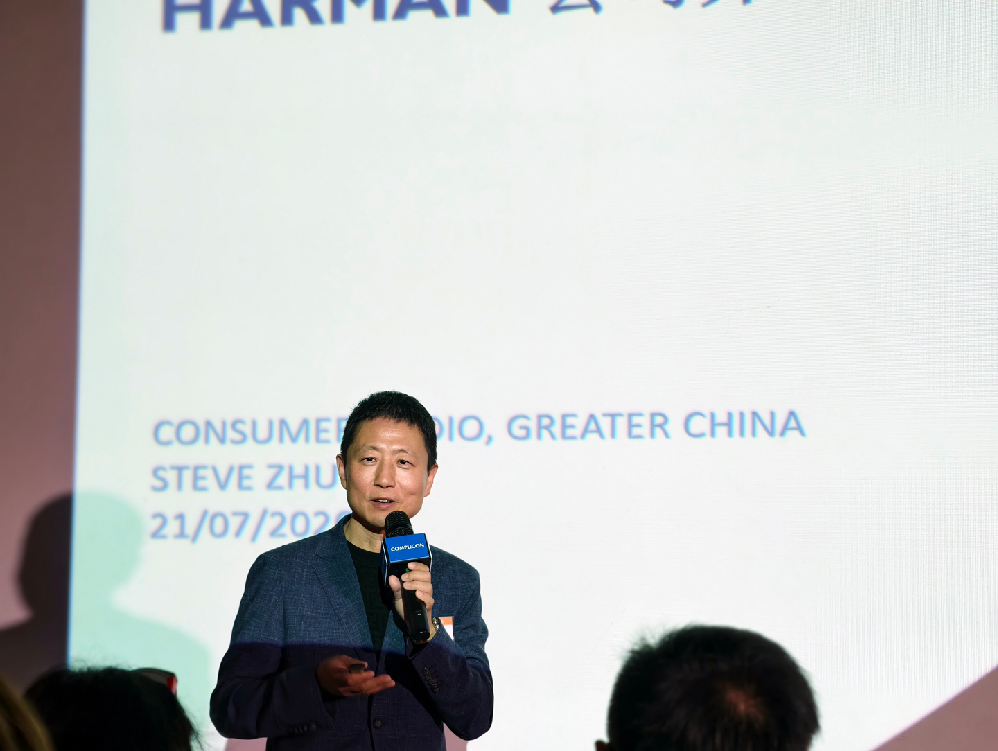 Compucon 宣佈正式成為 JBL 授權代理商，發佈會上，除了全新 Live Series 型號同步登場外，更是 JBL 與香港城市節奏之間一場充滿玩味的碰撞&mdash;&mdash;街頭文化、Cantopop、DJ 節拍，以及本地設計力量，悉數融入這次聲音派對之中。品牌以 LIVE THE CITY 為主題，帶領大家透過 JBL Signature Sound 感受熟悉而富有個性的都市脈搏。