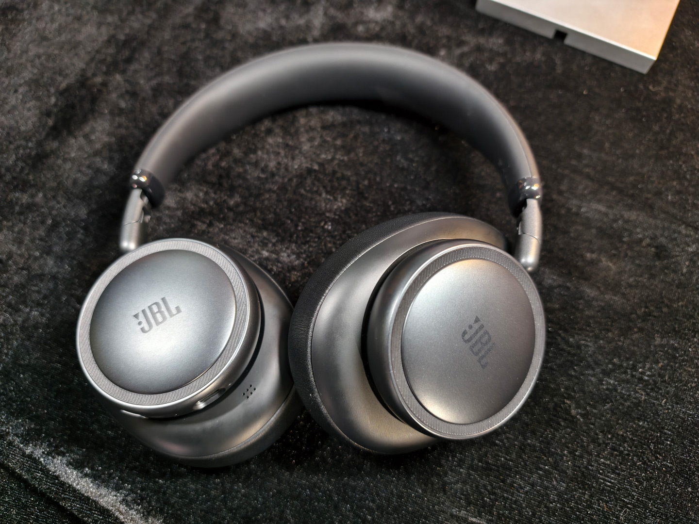 Compucon 宣佈正式成為 JBL 授權代理商，發佈會上，除了全新 Live Series 型號同步登場外，更是 JBL 與香港城市節奏之間一場充滿玩味的碰撞&mdash;&mdash;街頭文化、Cantopop、DJ 節拍，以及本地設計力量，悉數融入這次聲音派對之中。品牌以 LIVE THE CITY 為主題，帶領大家透過 JBL Signature Sound 感受熟悉而富有個性的都市脈搏。