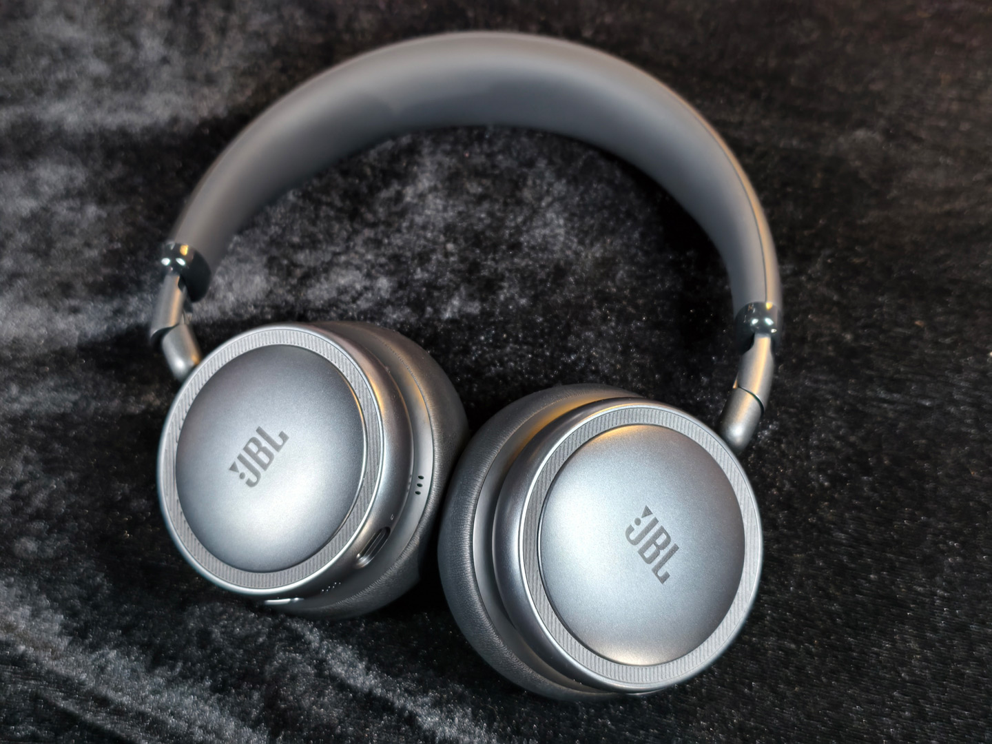 Compucon 宣佈正式成為 JBL 授權代理商，發佈會上，除了全新 Live Series 型號同步登場外，更是 JBL 與香港城市節奏之間一場充滿玩味的碰撞&mdash;&mdash;街頭文化、Cantopop、DJ 節拍，以及本地設計力量，悉數融入這次聲音派對之中。品牌以 LIVE THE CITY 為主題，帶領大家透過 JBL Signature Sound 感受熟悉而富有個性的都市脈搏。