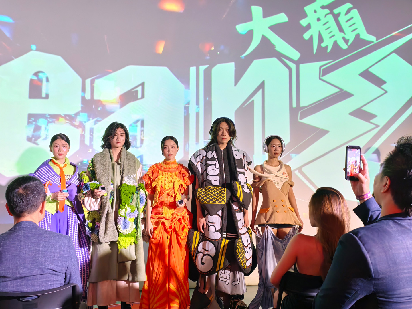 Compucon 宣佈正式成為 JBL 授權代理商，發佈會上，除了全新 Live Series 型號同步登場外，更是 JBL 與香港城市節奏之間一場充滿玩味的碰撞&mdash;&mdash;街頭文化、Cantopop、DJ 節拍，以及本地設計力量，悉數融入這次聲音派對之中。品牌以 LIVE THE CITY 為主題，帶領大家透過 JBL Signature Sound 感受熟悉而富有個性的都市脈搏。