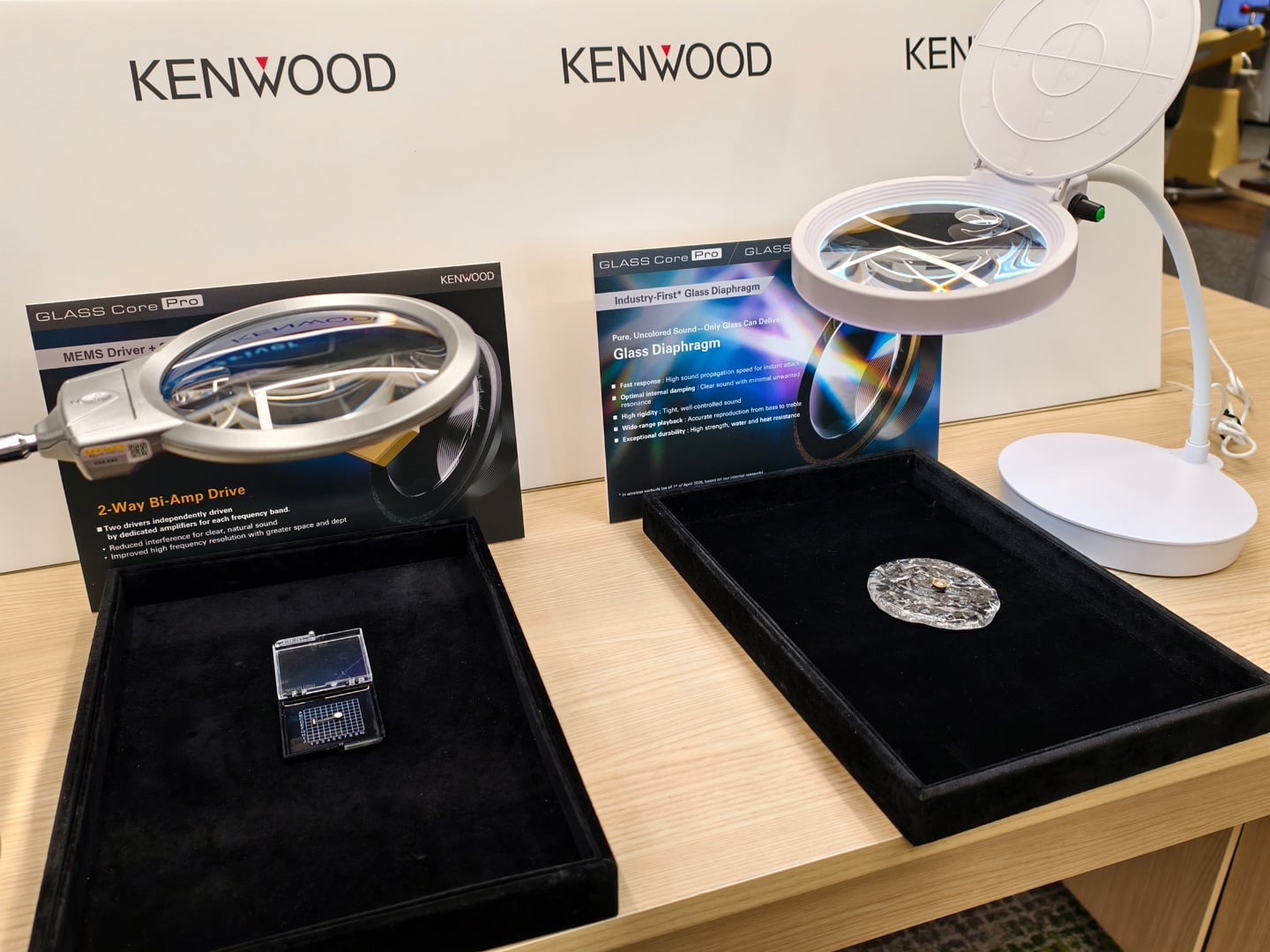 Kenwood 今日在港舉行產品發佈會，正式推出為紀念品牌創業 80 週年而設的全新 Glass Core 無線耳機系列。新系列分為標準版 Glass Core（KH-CRZ90T） 及旗艦版 Glass Core Pro（KH-CRZ100T），主打以玻璃震膜單元帶來更細緻、清晰的聲音表現。