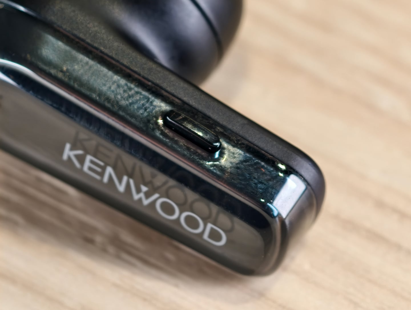Kenwood 今日在港舉行產品發佈會，正式推出為紀念品牌創業 80 週年而設的全新 Glass Core 無線耳機系列。新系列分為標準版 Glass Core（KH-CRZ90T） 及旗艦版 Glass Core Pro（KH-CRZ100T），主打以玻璃震膜單元帶來更細緻、清晰的聲音表現。