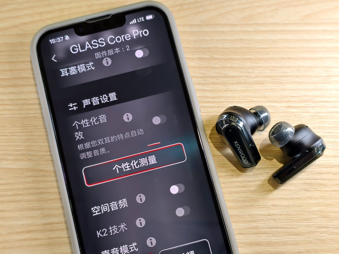 Kenwood 今日在港舉行產品發佈會，正式推出為紀念品牌創業 80 週年而設的全新 Glass Core 無線耳機系列。新系列分為標準版 Glass Core（KH-CRZ90T） 及旗艦版 Glass Core Pro（KH-CRZ100T），主打以玻璃震膜單元帶來更細緻、清晰的聲音表現。