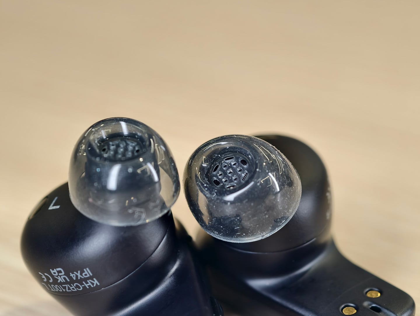 Kenwood 今日在港舉行產品發佈會，正式推出為紀念品牌創業 80 週年而設的全新 Glass Core 無線耳機系列。新系列分為標準版 Glass Core（KH-CRZ90T） 及旗艦版 Glass Core Pro（KH-CRZ100T），主打以玻璃震膜單元帶來更細緻、清晰的聲音表現。
