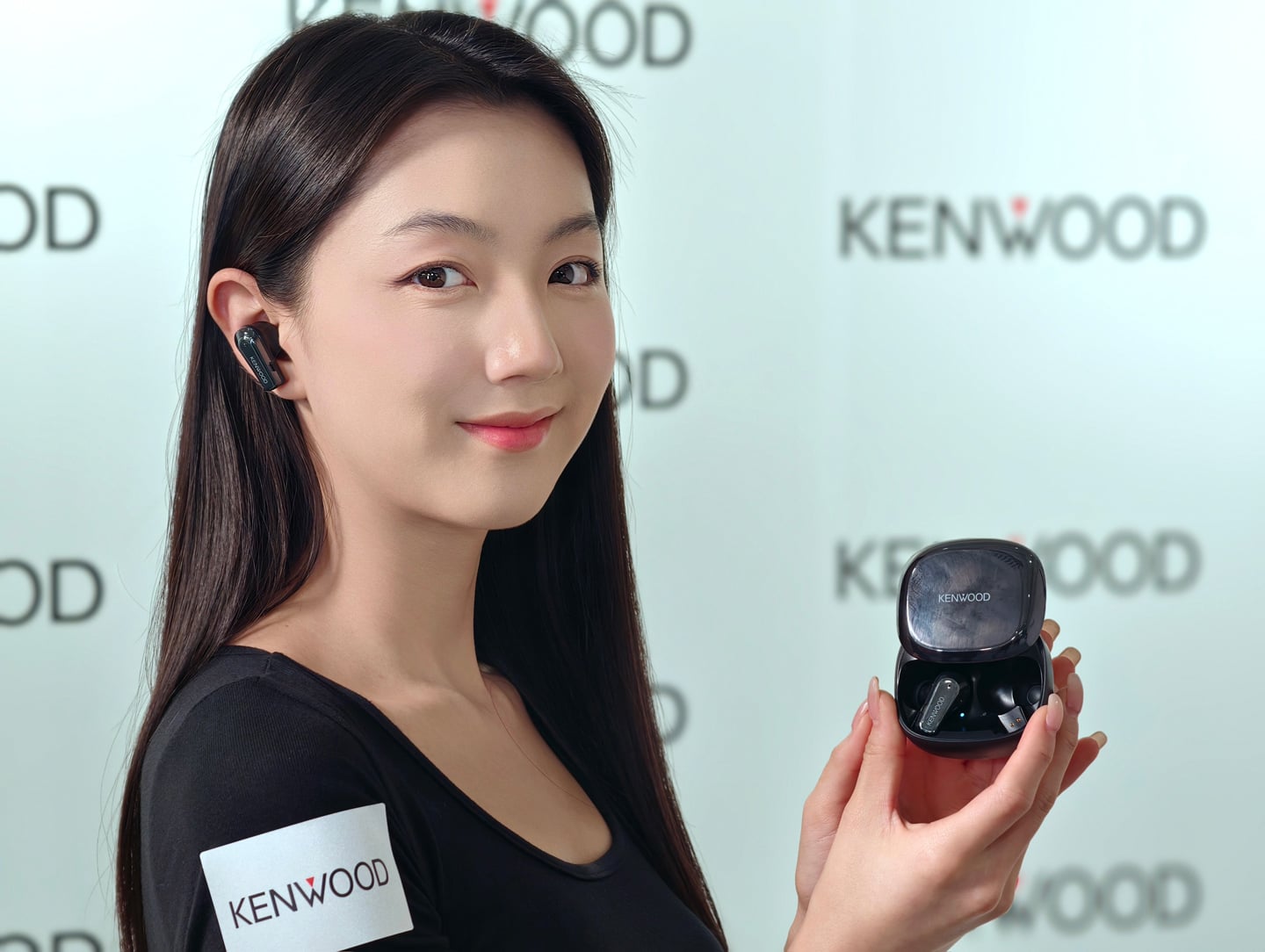 Kenwood 今日在港舉行產品發佈會，正式推出為紀念品牌創業 80 週年而設的全新 Glass Core 無線耳機系列。新系列分為標準版 Glass Core（KH-CRZ90T） 及旗艦版 Glass Core Pro（KH-CRZ100T），主打以玻璃震膜單元帶來更細緻、清晰的聲音表現。