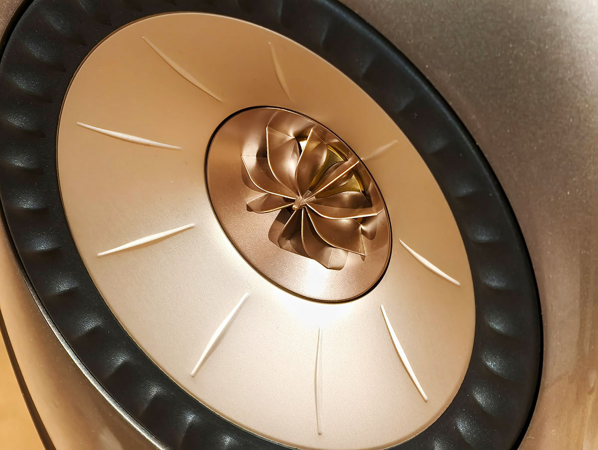 KEF 最新宣佈推出與著名設計師 Ross Lovegrove 聯手打造的 LS LUXE 無線音響系統。延續經典之作 Muon 的設計風格，LS LUXE 以極具藝術感的有機雕塑流線外形登場，圓潤的低衍射箱體採用了先進的 BMC 複合材料，將奢華生活美學與純淨聲學融合。