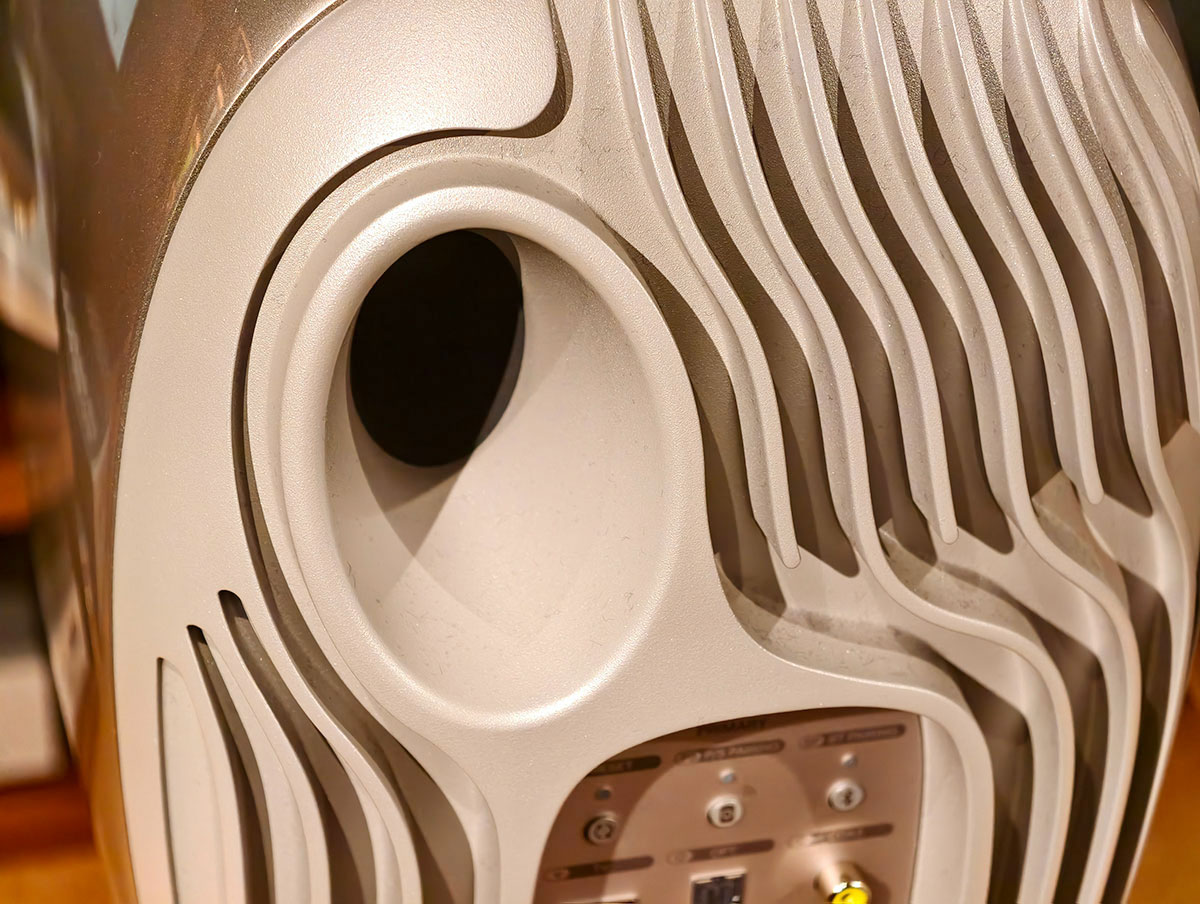 KEF 最新宣佈推出與著名設計師 Ross Lovegrove 聯手打造的 LS LUXE 無線音響系統。延續經典之作 Muon 的設計風格，LS LUXE 以極具藝術感的有機雕塑流線外形登場，圓潤的低衍射箱體採用了先進的 BMC 複合材料，將奢華生活美學與純淨聲學融合。
