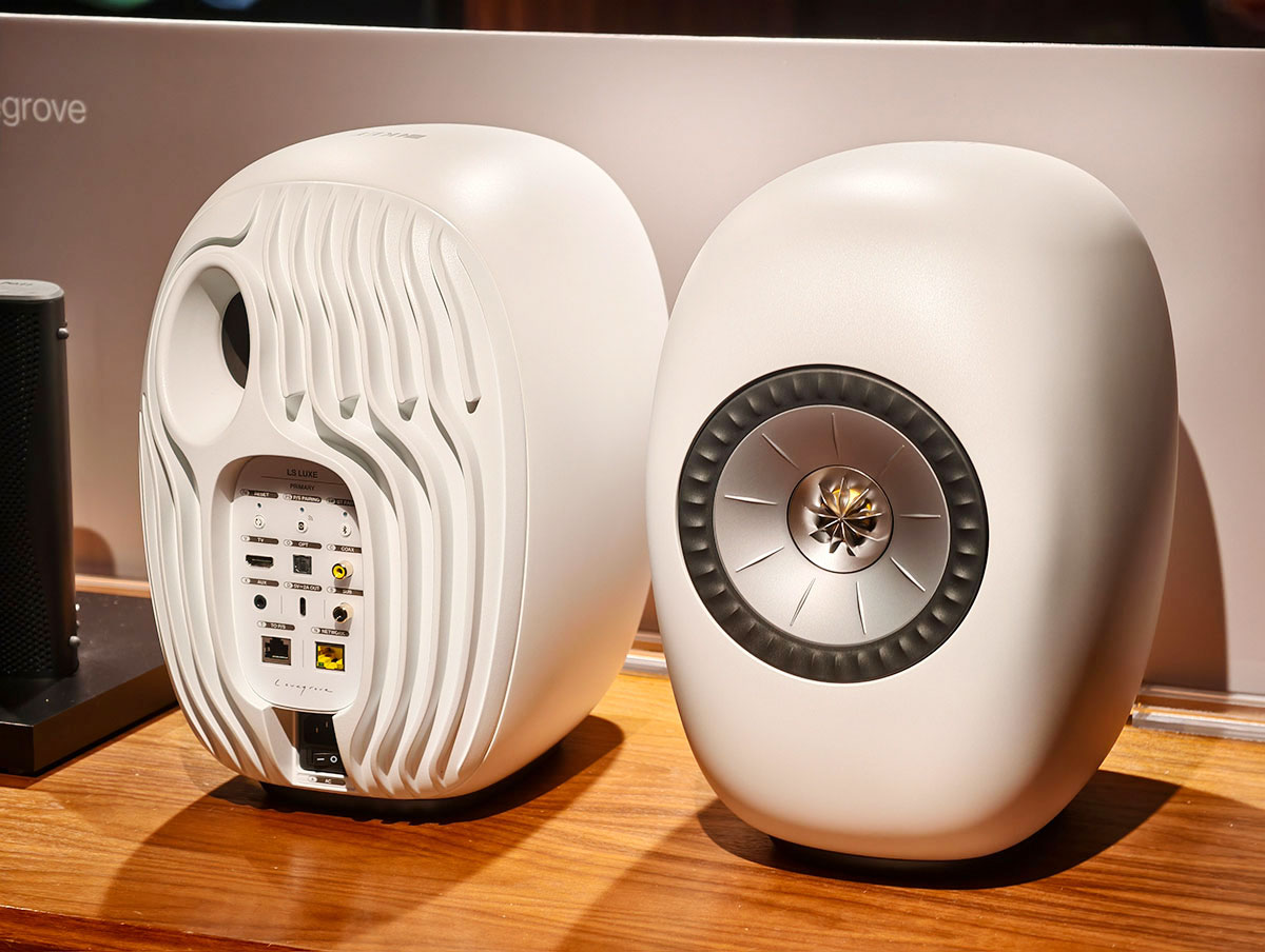 KEF 最新宣佈推出與著名設計師 Ross Lovegrove 聯手打造的 LS LUXE 無線音響系統。延續經典之作 Muon 的設計風格，LS LUXE 以極具藝術感的有機雕塑流線外形登場，圓潤的低衍射箱體採用了先進的 BMC 複合材料，將奢華生活美學與純淨聲學融合。