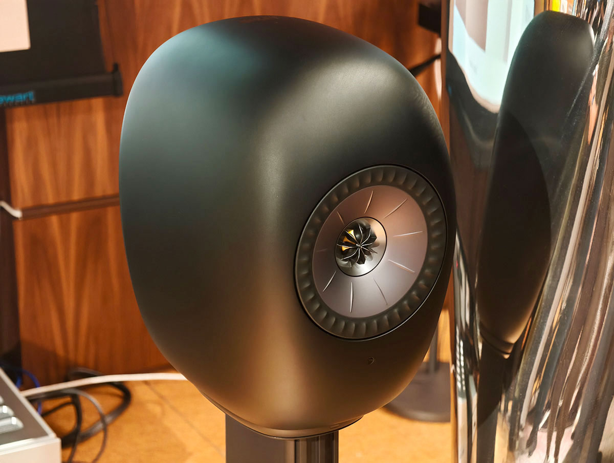 KEF 最新宣佈推出與著名設計師 Ross Lovegrove 聯手打造的 LS LUXE 無線音響系統。延續經典之作 Muon 的設計風格，LS LUXE 以極具藝術感的有機雕塑流線外形登場，圓潤的低衍射箱體採用了先進的 BMC 複合材料，將奢華生活美學與純淨聲學融合。