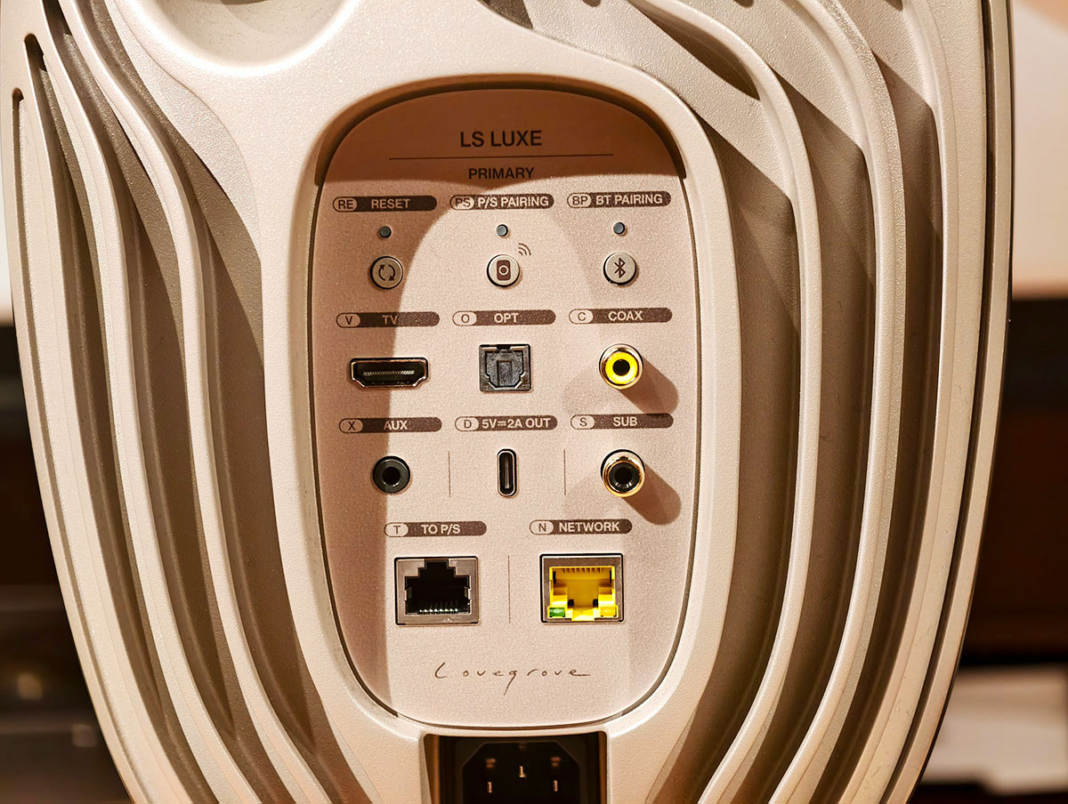 KEF 最新宣佈推出與著名設計師 Ross Lovegrove 聯手打造的 LS LUXE 無線音響系統。延續經典之作 Muon 的設計風格，LS LUXE 以極具藝術感的有機雕塑流線外形登場，圓潤的低衍射箱體採用了先進的 BMC 複合材料，將奢華生活美學與純淨聲學融合。
