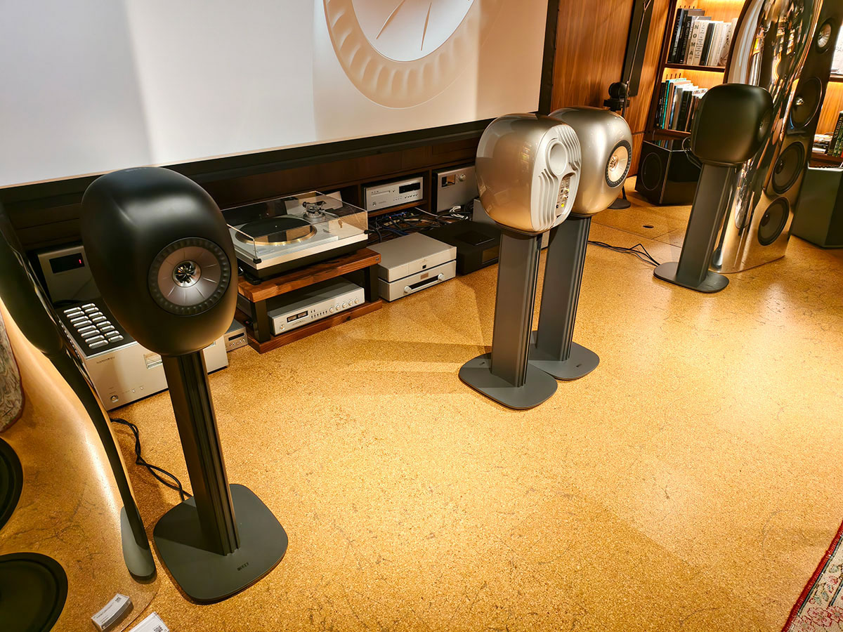 KEF 最新宣佈推出與著名設計師 Ross Lovegrove 聯手打造的 LS LUXE 無線音響系統。延續經典之作 Muon 的設計風格，LS LUXE 以極具藝術感的有機雕塑流線外形登場，圓潤的低衍射箱體採用了先進的 BMC 複合材料，將奢華生活美學與純淨聲學融合。