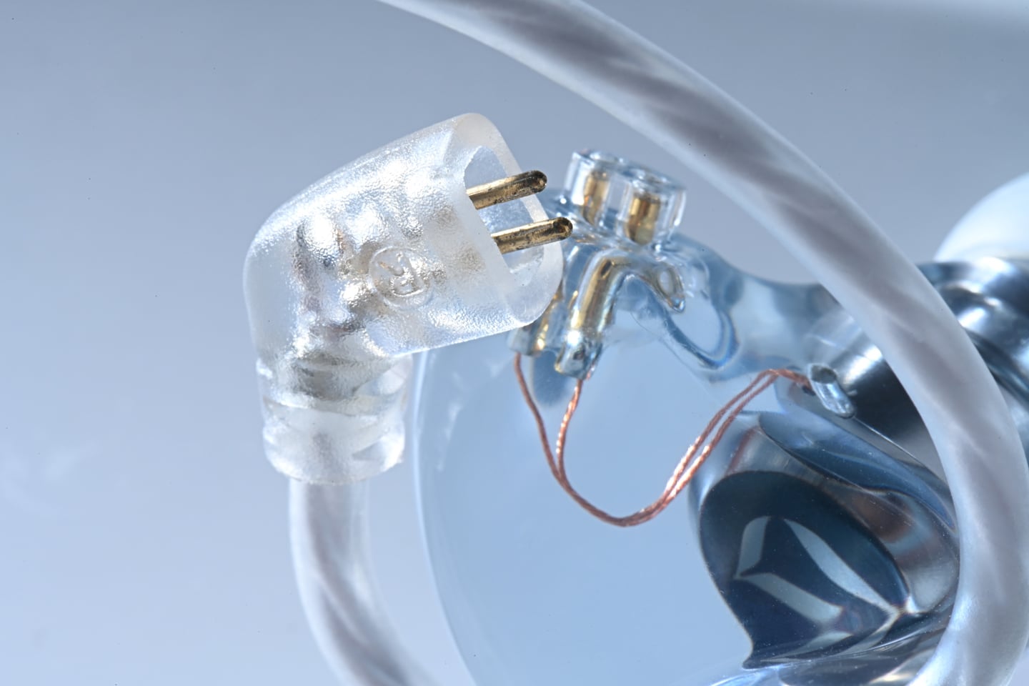 DITA Audio 一直以單元架構與聲學調校見稱，品牌多年來在耳機市場上建立起鮮明個性，從早年的 Dream、Truth，到近年的 Project M，都圍繞著精緻、自然與高密度的聲音取向發展。相隔兩年，Project M₂ 正式登場。從官方規格到實際聽感來看，這並不只是一次外觀翻新或簡單規格升級，而更像是一次重新整理聲底、重塑聲音走向的作品。
新一代在保留 DITA 一貫的高解析度與細節量之餘，亦加入更多空氣感、空間層次與包圍感，令整體表現由偏向分析，進一步走向更耐聽的音樂性表達。對於喜歡單動圈耳機那種一氣呵成、自然流暢聲底的用家而言，Project M₂ 會相當具吸引力。