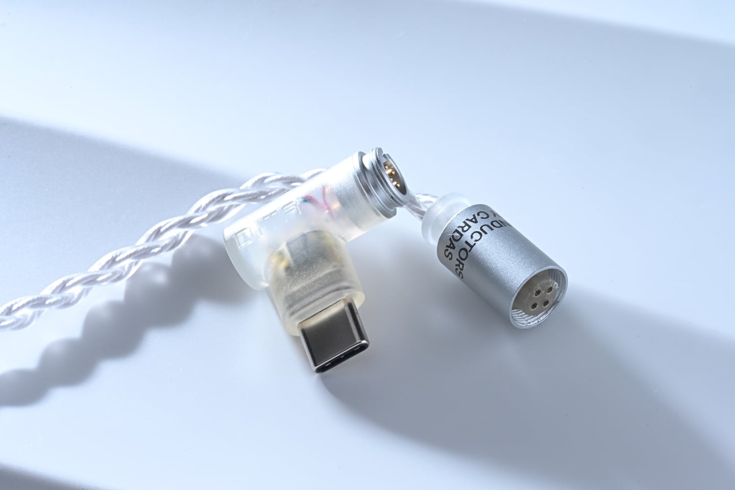 DITA Audio 一直以單元架構與聲學調校見稱，品牌多年來在耳機市場上建立起鮮明個性，從早年的 Dream、Truth，到近年的 Project M，都圍繞著精緻、自然與高密度的聲音取向發展。相隔兩年，Project M₂ 正式登場。從官方規格到實際聽感來看，這並不只是一次外觀翻新或簡單規格升級，而更像是一次重新整理聲底、重塑聲音走向的作品。
新一代在保留 DITA 一貫的高解析度與細節量之餘，亦加入更多空氣感、空間層次與包圍感，令整體表現由偏向分析，進一步走向更耐聽的音樂性表達。對於喜歡單動圈耳機那種一氣呵成、自然流暢聲底的用家而言，Project M₂ 會相當具吸引力。