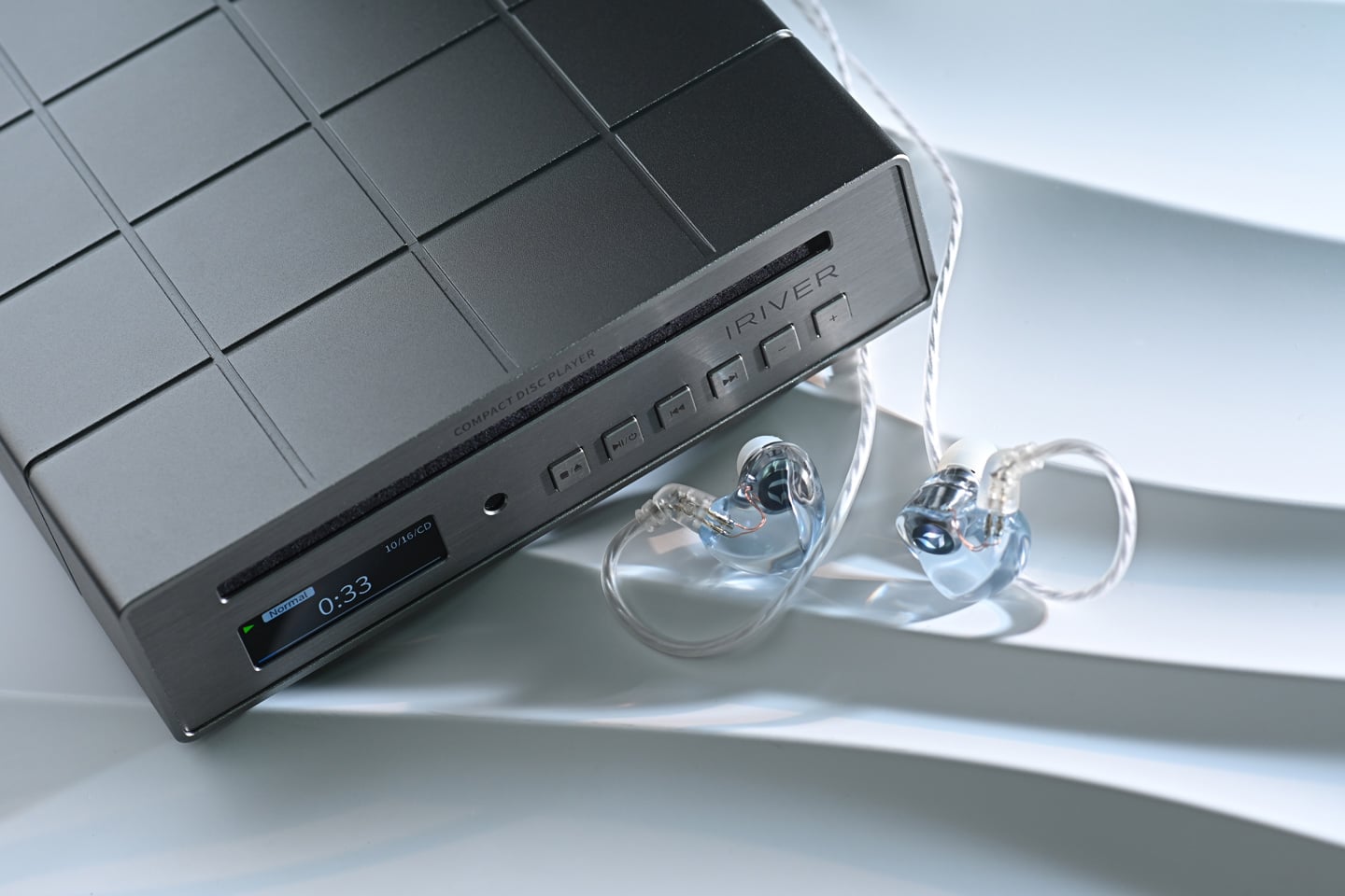 DITA Audio 一直以單元架構與聲學調校見稱，品牌多年來在耳機市場上建立起鮮明個性，從早年的 Dream、Truth，到近年的 Project M，都圍繞著精緻、自然與高密度的聲音取向發展。相隔兩年，Project M₂ 正式登場。從官方規格到實際聽感來看，這並不只是一次外觀翻新或簡單規格升級，而更像是一次重新整理聲底、重塑聲音走向的作品。
新一代在保留 DITA 一貫的高解析度與細節量之餘，亦加入更多空氣感、空間層次與包圍感，令整體表現由偏向分析，進一步走向更耐聽的音樂性表達。對於喜歡單動圈耳機那種一氣呵成、自然流暢聲底的用家而言，Project M₂ 會相當具吸引力。
