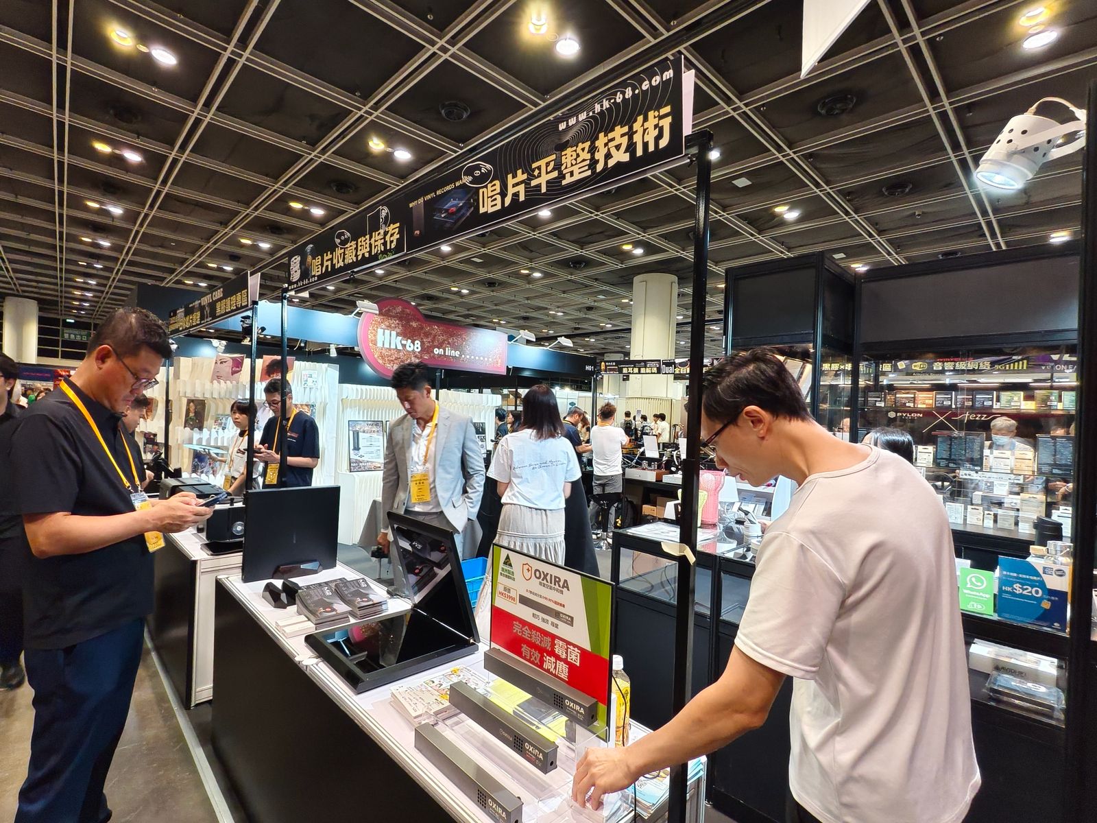 一年一度的本地影音界盛事「2026 香港高級視聽展」正式於灣仔香港會議展覽中心揭幕！一如以往，今年的展區依然橫跨 Hall 3 展覽廳以及 S2、S4 會議室，網羅了全球頂級 High-End 兩聲道音響、沉浸式家庭影院系統、Head-Fi 個人便攜音響，以至發燒線材與唱片軟件。今年照樣有不少新品率先亮相，到場的朋友有機會記得搶先去試睇試聽一下啦。