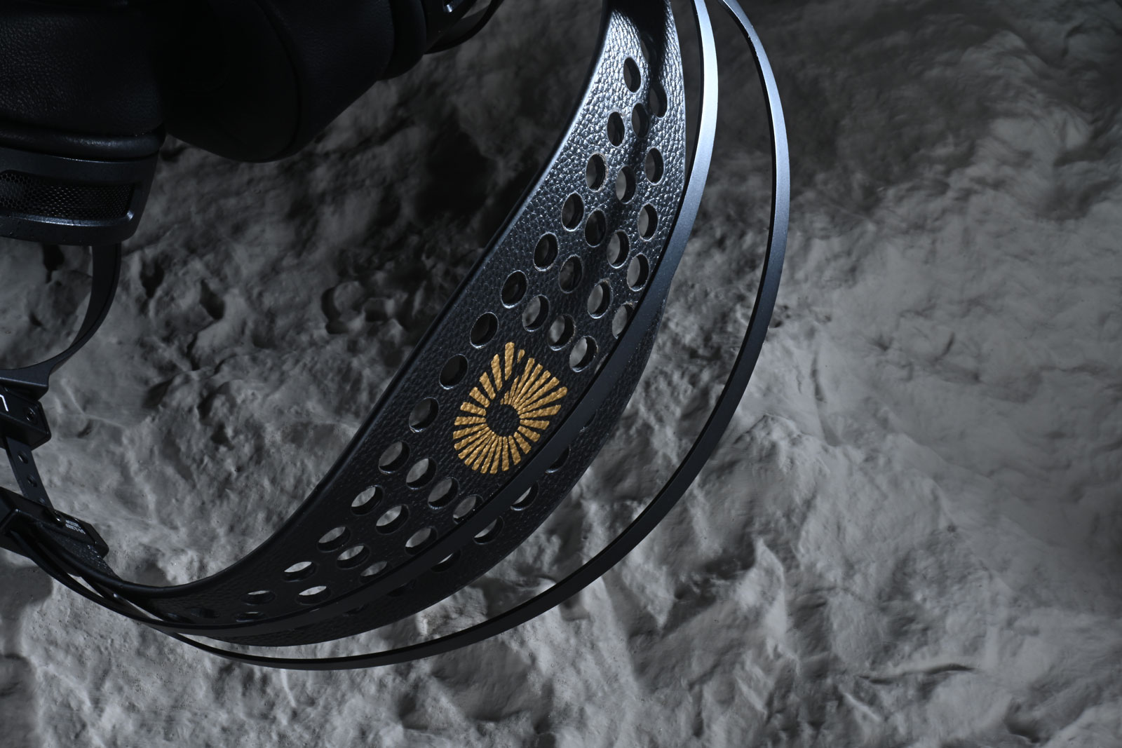 Gold Planar 自 2014 年成立以來,一直敢於在單元結構和振膜物料上作出頗具野心的嘗試。不久之前,品牌推出了打磨多時的旗艦 GL3000,以超大型平面振膜單元與純金鍍層振膜成為耳機界熱話,然而,其高達 50Ω 的阻抗和僅 83dB/mW 的靈敏度,也令不少玩家望門興嘆——前端不夠力,恐怕連基本實力都發揮不出來。
正因如此,廠方接力推出了最新的 GL3000S。簡單來說,它可以理解為 GL3000 的「銀色版本」,保留了旗艦的單元尺寸、磁路架構和整體設計,只把振膜線圈導體由純金鍍層改為純銀,並重新調整阻抗與靈敏度,售價亦稍作下調。然而,它又不是簡單削減配置的所謂「入門版」,而是嘗試把旗艦技術轉化成一款更容易配搭、音色更清爽的次旗艦耳機。