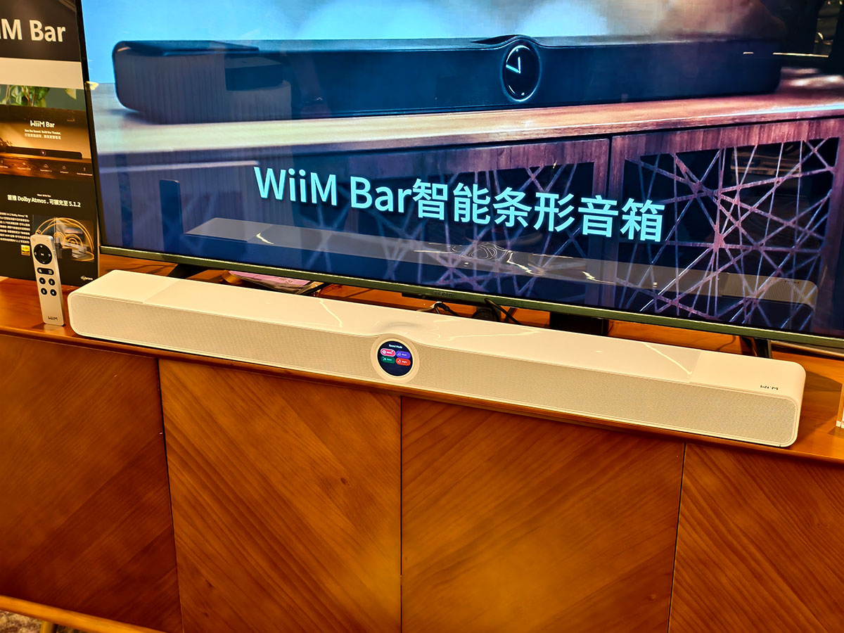 WiiM 近年在音樂串流播放器市場的表現有目共睹，憑著高性價比和極之成熟易用的軟件，成功俘虜了大批音響發燒友。今年，WiiM 宣佈推出全新 WiiM Bar，正式進軍 Soundbar 市場。到底這款主打「影音雙向不妥協」的全新力作，有什麼獨特之處？我們這次就特別專訪了 WiiM 中國地區總代理銷售經理 Bill Lin，深入解構 WiiM Bar 的聲學設計、AI 運算技術，以及其極具野心的漸進式無線家庭影院生態及全新佈局。