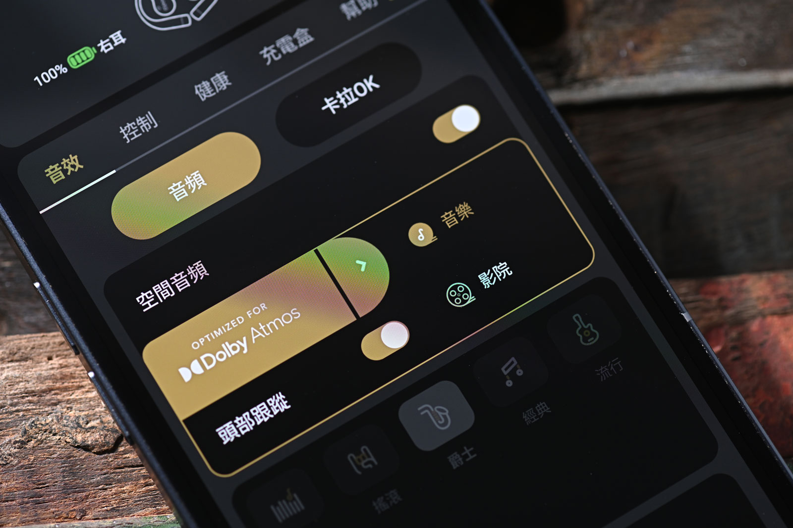 開放式耳機近年快速普及，對於部分用家來說，無須把耳塞放進耳道，既能減輕長時間佩戴的壓迫感，也可保留對周遭環境的感知，是一件很不錯的事情。當然，沒有耳塞密封耳道，低頻量感、細節及隔音難免受到限制，因此不少產品仍以運動和日常便利為主要賣點。Cleer 的 ARC 系列則在同類型產品中走得更進取，由早期可調校耳掛，到近代加入高清編碼、空間音效和智能充電盒，一直嘗試把開放式耳機推向較講究聲音的市場。
全新推出的 ARC 6 Music Pro，整體架構雖與 ARC 5 有不少共通之處，包括 16.2mm 大口徑動圈、THX 空間音效、支援頭部追蹤的 Dolby Atmos、智能屏幕充電盒、12 小時單次續航及 IPX7 防水，但換上了更輕、更高剛性的鎂合金振膜，並加入 Bluetooth 6.0、DBE 5.0 低頻處理、K 歌模式及更完整的 AI 功能。這不只讓 ARC 系列耳機的功能更加強勁，也針對聲音表現作進一步強化，把開放式耳機的可能性再次推高。