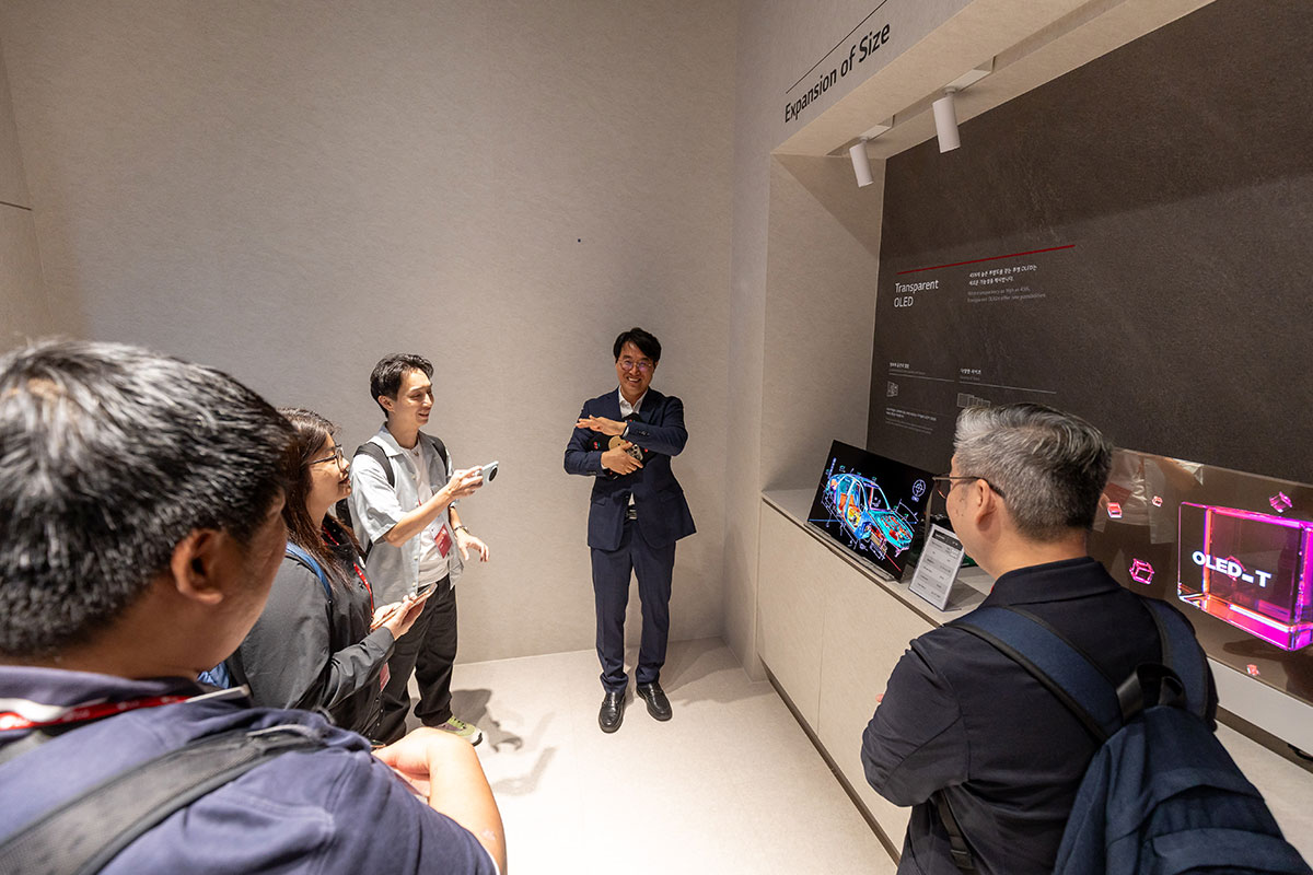 提到頂級電視畫質，OLED 的「絕對黑位」與極致對比度一直是影音發燒友的首選。之前在 LG 舉行 Media Tour 我們有幸與 LG Display 大尺寸顯示產品規劃部專家 Sang Hoon Lee（李相勳）進行深入交流，探討即將改變市場格局的全新面板技術與未來發展，除了常見的色彩、高亮度之外，還有哪些影響畫質的決定性因素？