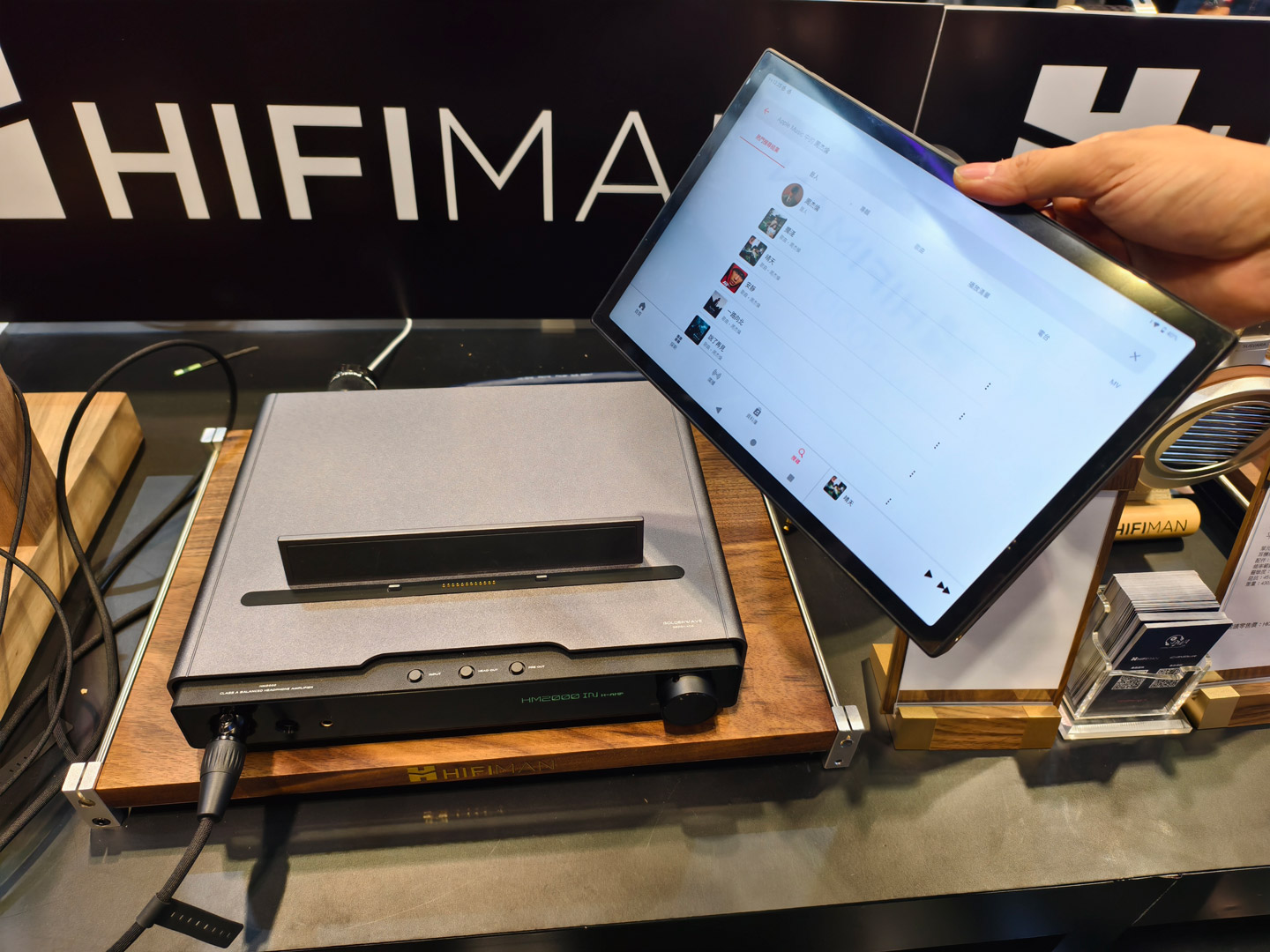 HIFIMAN 今年在香港高級視聽展帶來三款新作，分別是便攜串流播放器 HM2000、復刻版平板震膜頭戴式耳機 HE6 Remastered，以及真無線耳機 Svanar Wireless 2。三者看似分屬不同產品線，實際上卻共享一條清晰主線：把高音質從傳統發燒器材，推進到串流、無線與便攜年代之中。
在訪問中，HIFIMAN 創辦人邊仿博士多次強調，品牌近年的研發重心，不是單純追逐規格數字，而是持續解決一個重要問題&mdash;&mdash;如何在更便利的使用方式之下，仍然保留發燒級的聲音表現。
他直言，HIFIMAN 的技術路線一直圍繞幾個方向推進，包括 Wi-Fi 音訊傳輸、Android 音訊底層架構優化，以及低功耗、小體積的自家音訊平台。對品牌而言，串流與無線並不是高音質的妥協版本，反而是下一階段的發展重心。