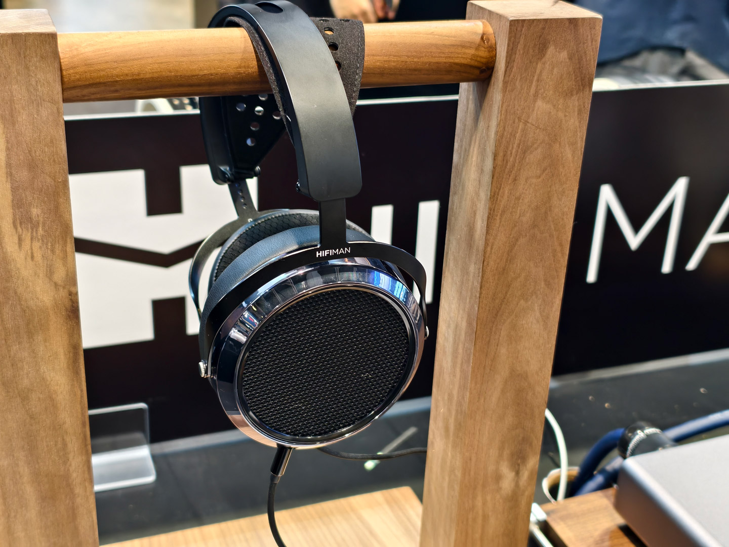 HIFIMAN 今年在香港高級視聽展帶來三款新作，分別是便攜串流播放器 HM2000、復刻版平板震膜頭戴式耳機 HE6 Remastered，以及真無線耳機 Svanar Wireless 2。三者看似分屬不同產品線，實際上卻共享一條清晰主線：把高音質從傳統發燒器材，推進到串流、無線與便攜年代之中。
在訪問中，HIFIMAN 創辦人邊仿博士多次強調，品牌近年的研發重心，不是單純追逐規格數字，而是持續解決一個重要問題&mdash;&mdash;如何在更便利的使用方式之下，仍然保留發燒級的聲音表現。
他直言，HIFIMAN 的技術路線一直圍繞幾個方向推進，包括 Wi-Fi 音訊傳輸、Android 音訊底層架構優化，以及低功耗、小體積的自家音訊平台。對品牌而言，串流與無線並不是高音質的妥協版本，反而是下一階段的發展重心。