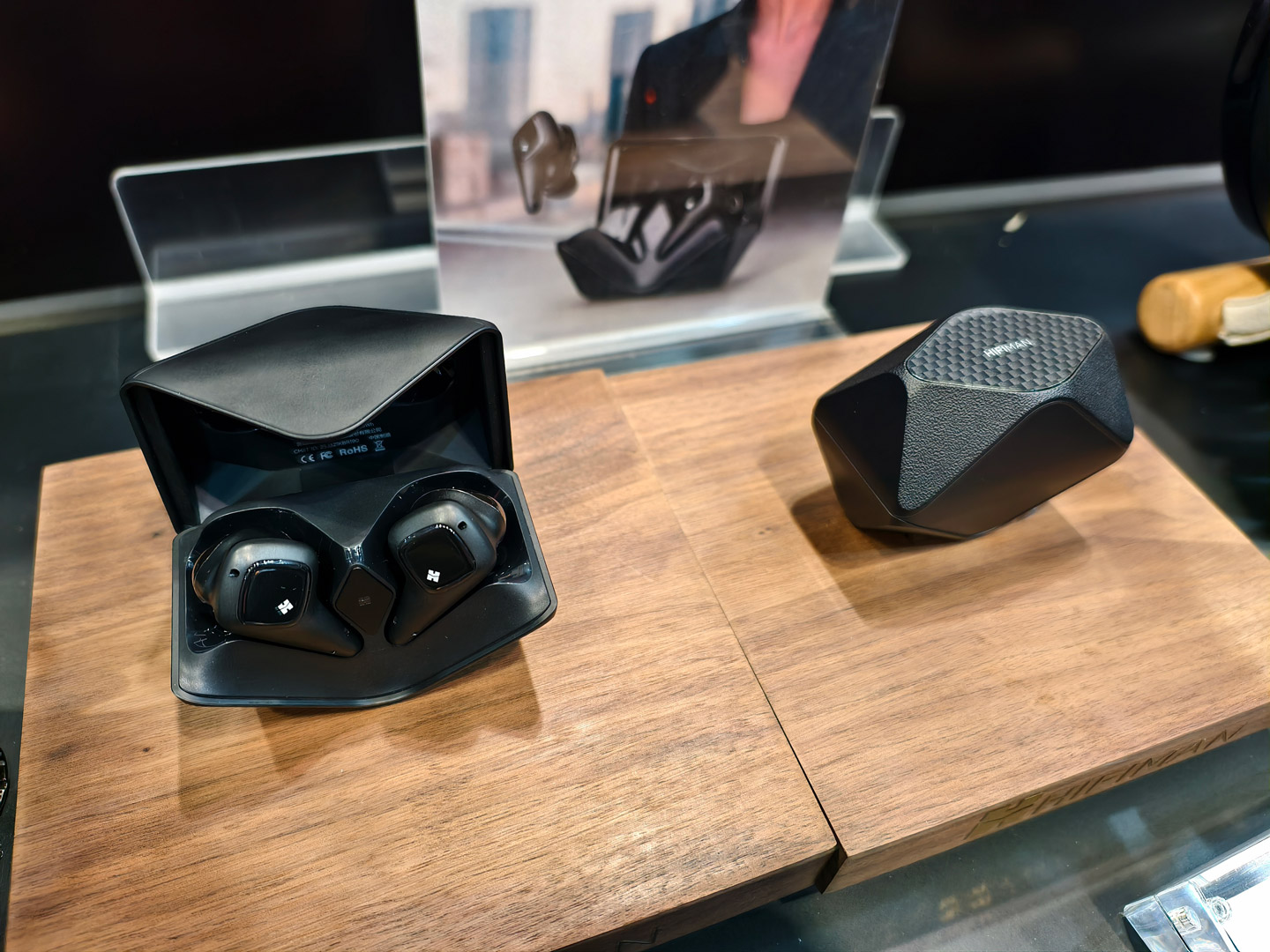 HIFIMAN 今年在香港高級視聽展帶來三款新作，分別是便攜串流播放器 HM2000、復刻版平板震膜頭戴式耳機 HE6 Remastered，以及真無線耳機 Svanar Wireless 2。三者看似分屬不同產品線，實際上卻共享一條清晰主線：把高音質從傳統發燒器材，推進到串流、無線與便攜年代之中。
在訪問中，HIFIMAN 創辦人邊仿博士多次強調，品牌近年的研發重心，不是單純追逐規格數字，而是持續解決一個重要問題&mdash;&mdash;如何在更便利的使用方式之下，仍然保留發燒級的聲音表現。
他直言，HIFIMAN 的技術路線一直圍繞幾個方向推進，包括 Wi-Fi 音訊傳輸、Android 音訊底層架構優化，以及低功耗、小體積的自家音訊平台。對品牌而言，串流與無線並不是高音質的妥協版本，反而是下一階段的發展重心。