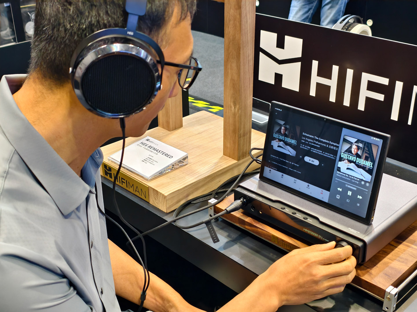 HIFIMAN 今年在香港高級視聽展帶來三款新作，分別是便攜串流播放器 HM2000、復刻版平板震膜頭戴式耳機 HE6 Remastered，以及真無線耳機 Svanar Wireless 2。三者看似分屬不同產品線，實際上卻共享一條清晰主線：把高音質從傳統發燒器材，推進到串流、無線與便攜年代之中。
在訪問中，HIFIMAN 創辦人邊仿博士多次強調，品牌近年的研發重心，不是單純追逐規格數字，而是持續解決一個重要問題&mdash;&mdash;如何在更便利的使用方式之下，仍然保留發燒級的聲音表現。
他直言，HIFIMAN 的技術路線一直圍繞幾個方向推進，包括 Wi-Fi 音訊傳輸、Android 音訊底層架構優化，以及低功耗、小體積的自家音訊平台。對品牌而言，串流與無線並不是高音質的妥協版本，反而是下一階段的發展重心。
