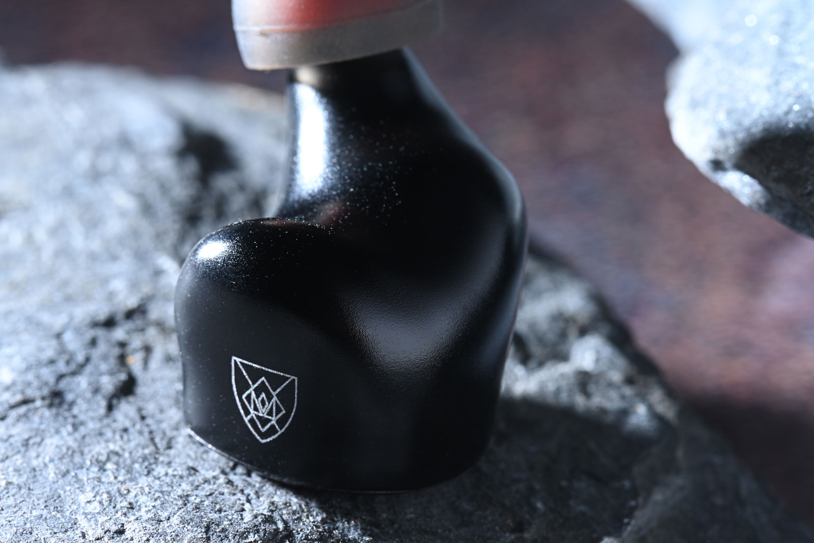 繼定位親民的 Knight 之後，Noble Audio 再次延續騎士主題及相近價位，將混合單元設計、金屬機身與方便日常使用的配套，放進全新後繼型號 Vanguard 之中。Vanguard 有「前鋒」之意，既要率先出擊，也要為後方開路。放到耳機身上，這個名字除了反映它在聲學上猶如一名能衝鋒陷陣的精銳士兵外，彷彿也表達了其任務就是讓初次接觸 Noble Audio，或剛開始認真聽有線耳機的用家，可以用較低門檻踏進品牌的世界。