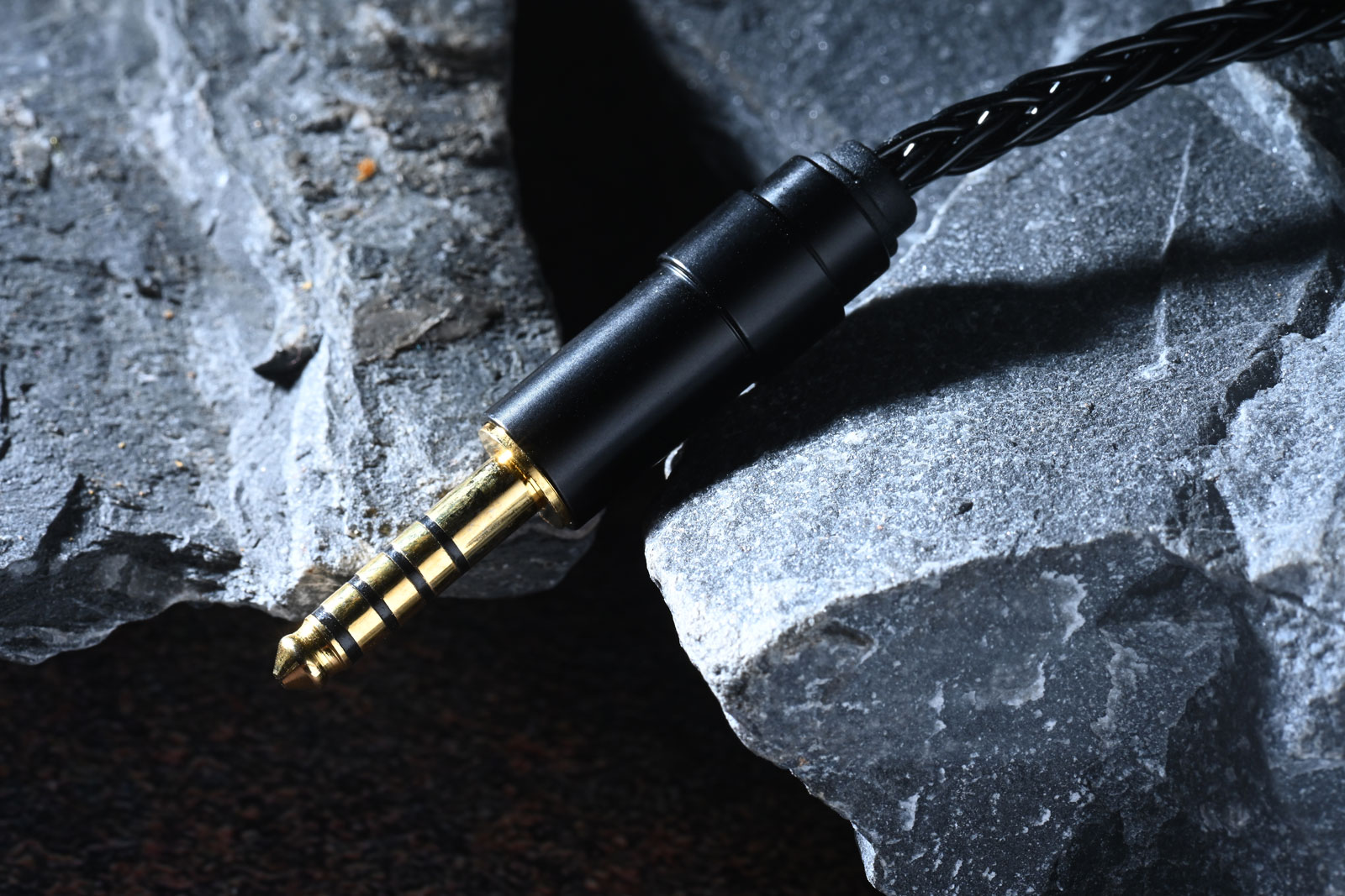 繼定位親民的 Knight 之後，Noble Audio 再次延續騎士主題及相近價位，將混合單元設計、金屬機身與方便日常使用的配套，放進全新後繼型號 Vanguard 之中。Vanguard 有「前鋒」之意，既要率先出擊，也要為後方開路。放到耳機身上，這個名字除了反映它在聲學上猶如一名能衝鋒陷陣的精銳士兵外，彷彿也表達了其任務就是讓初次接觸 Noble Audio，或剛開始認真聽有線耳機的用家，可以用較低門檻踏進品牌的世界。