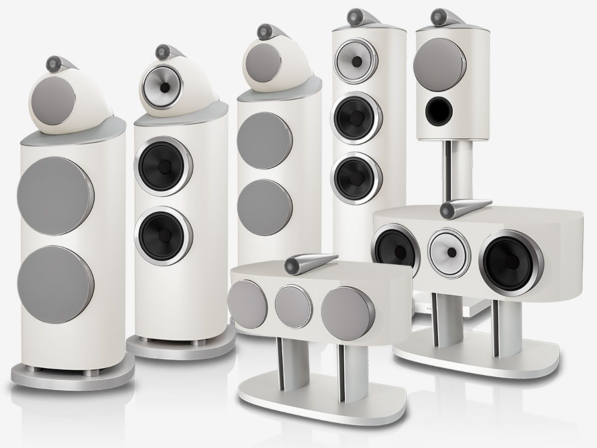 對於一眾音響發燒友來說，Bowers & Wilkins 的 800 系列一直以來都是 High-End 音響無可撼動的參考標準之一，更是連世界級錄音室 Abbey Road Studios 都在使用的參考級監聽系統。今年適逢品牌踏入 60 週年的重要里程碑，也帶來了備受期待的最新一代 800 Series Diamond（800 D5）系列。回顧過去六十年，品牌始終秉持創立時的初心，不斷叩問「甚麼阻礙了音樂的傳遞？」，而全新世代的 800 D5 正是這場長達 60 年、追求「True sound. Nothing added. Nothing taken away.」的純粹原音，顛峰之上的再進化。