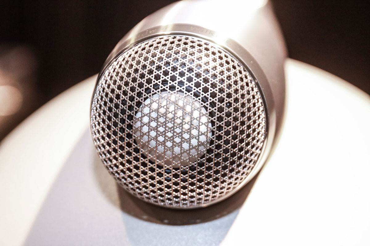對於一眾音響發燒友來說，Bowers & Wilkins 的 800 系列一直以來都是 High-End 音響無可撼動的參考標準之一，更是連世界級錄音室 Abbey Road Studios 都在使用的參考級監聽系統。今年適逢品牌踏入 60 週年的重要里程碑，也帶來了備受期待的最新一代 800 Series Diamond（800 D5）系列。回顧過去六十年，品牌始終秉持創立時的初心，不斷叩問「甚麼阻礙了音樂的傳遞？」，而全新世代的 800 D5 正是這場長達 60 年、追求「True sound. Nothing added. Nothing taken away.」的純粹原音，顛峰之上的再進化。