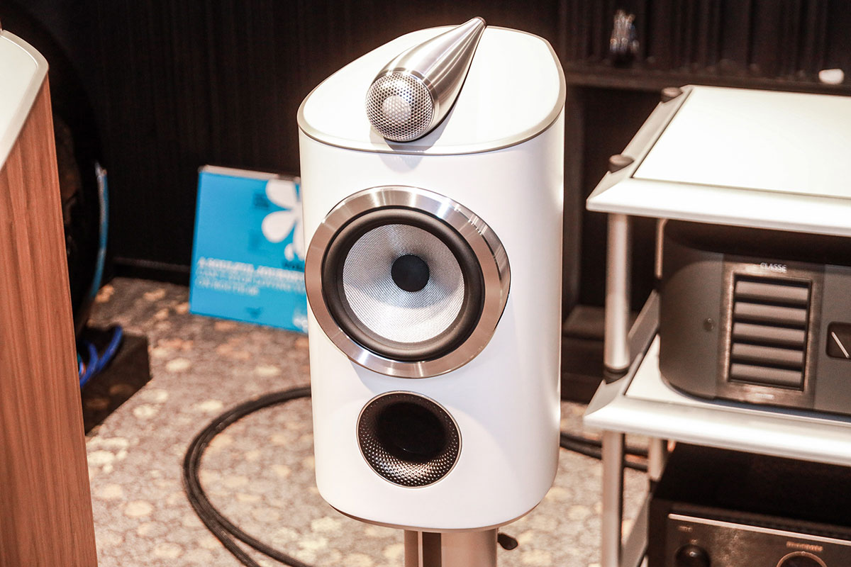 對於一眾音響發燒友來說，Bowers & Wilkins 的 800 系列一直以來都是 High-End 音響無可撼動的參考標準之一，更是連世界級錄音室 Abbey Road Studios 都在使用的參考級監聽系統。今年適逢品牌踏入 60 週年的重要里程碑，也帶來了備受期待的最新一代 800 Series Diamond（800 D5）系列。回顧過去六十年，品牌始終秉持創立時的初心，不斷叩問「甚麼阻礙了音樂的傳遞？」，而全新世代的 800 D5 正是這場長達 60 年、追求「True sound. Nothing added. Nothing taken away.」的純粹原音，顛峰之上的再進化。