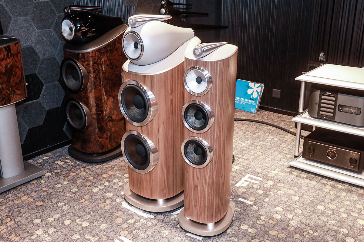 對於一眾音響發燒友來說，Bowers & Wilkins 的 800 系列一直以來都是 High-End 音響無可撼動的參考標準之一，更是連世界級錄音室 Abbey Road Studios 都在使用的參考級監聽系統。今年適逢品牌踏入 60 週年的重要里程碑，也帶來了備受期待的最新一代 800 Series Diamond（800 D5）系列。回顧過去六十年，品牌始終秉持創立時的初心，不斷叩問「甚麼阻礙了音樂的傳遞？」，而全新世代的 800 D5 正是這場長達 60 年、追求「True sound. Nothing added. Nothing taken away.」的純粹原音，顛峰之上的再進化。