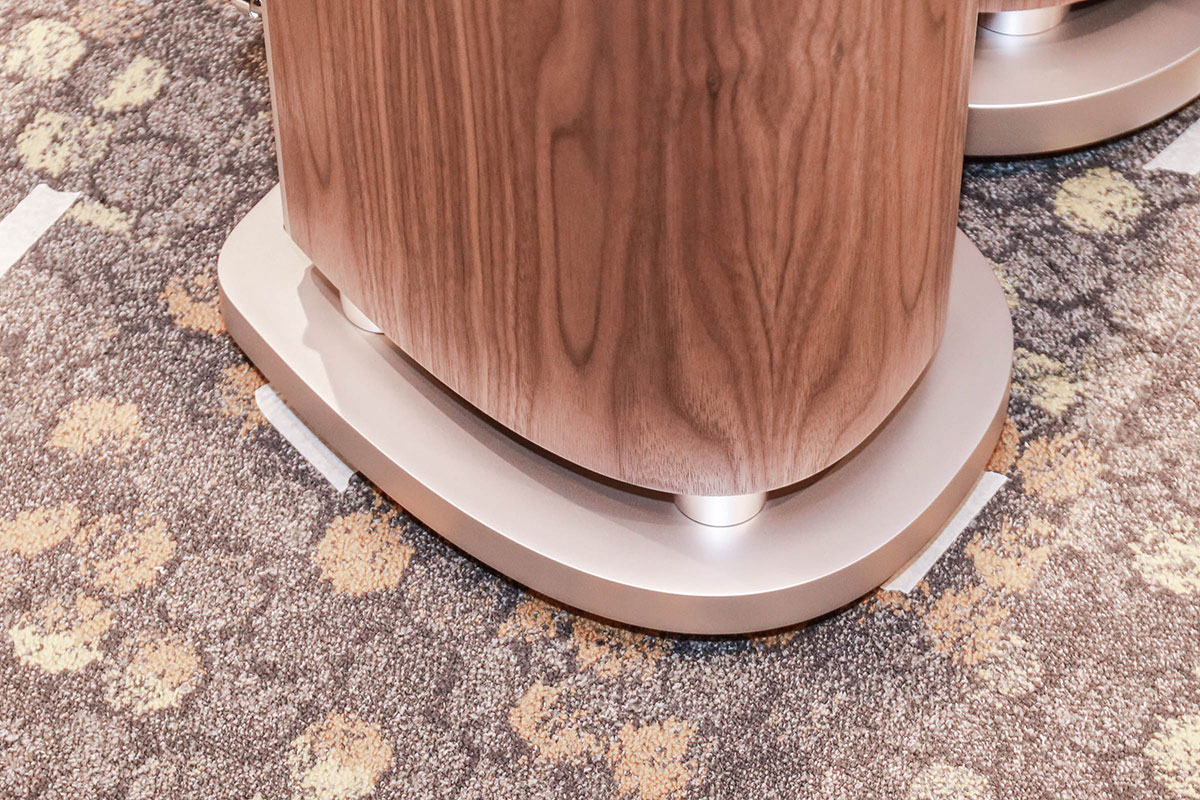 對於一眾音響發燒友來說，Bowers & Wilkins 的 800 系列一直以來都是 High-End 音響無可撼動的參考標準之一，更是連世界級錄音室 Abbey Road Studios 都在使用的參考級監聽系統。今年適逢品牌踏入 60 週年的重要里程碑，也帶來了備受期待的最新一代 800 Series Diamond（800 D5）系列。回顧過去六十年，品牌始終秉持創立時的初心，不斷叩問「甚麼阻礙了音樂的傳遞？」，而全新世代的 800 D5 正是這場長達 60 年、追求「True sound. Nothing added. Nothing taken away.」的純粹原音，顛峰之上的再進化。