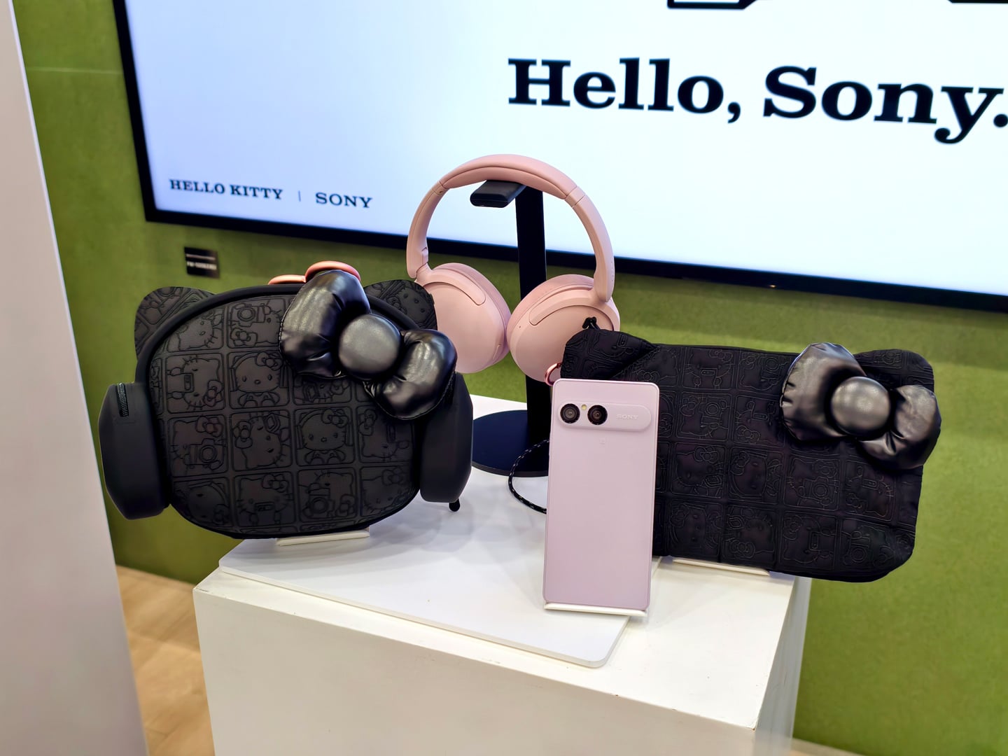 Sony 近日一口氣帶來兩項焦點消息，先是首度聯乘 Sanrio 人氣角色 Hello Kitty，推出限量版聯乘系列，並於 Sony Store 獨家發售；同時亦宣佈升級旗下中階及入門級頭戴式耳機陣容，推出全新 WH-CH730N 無線降噪耳機及 WH-CH530 無線耳機，為普羅大眾帶來更貼地的選擇。