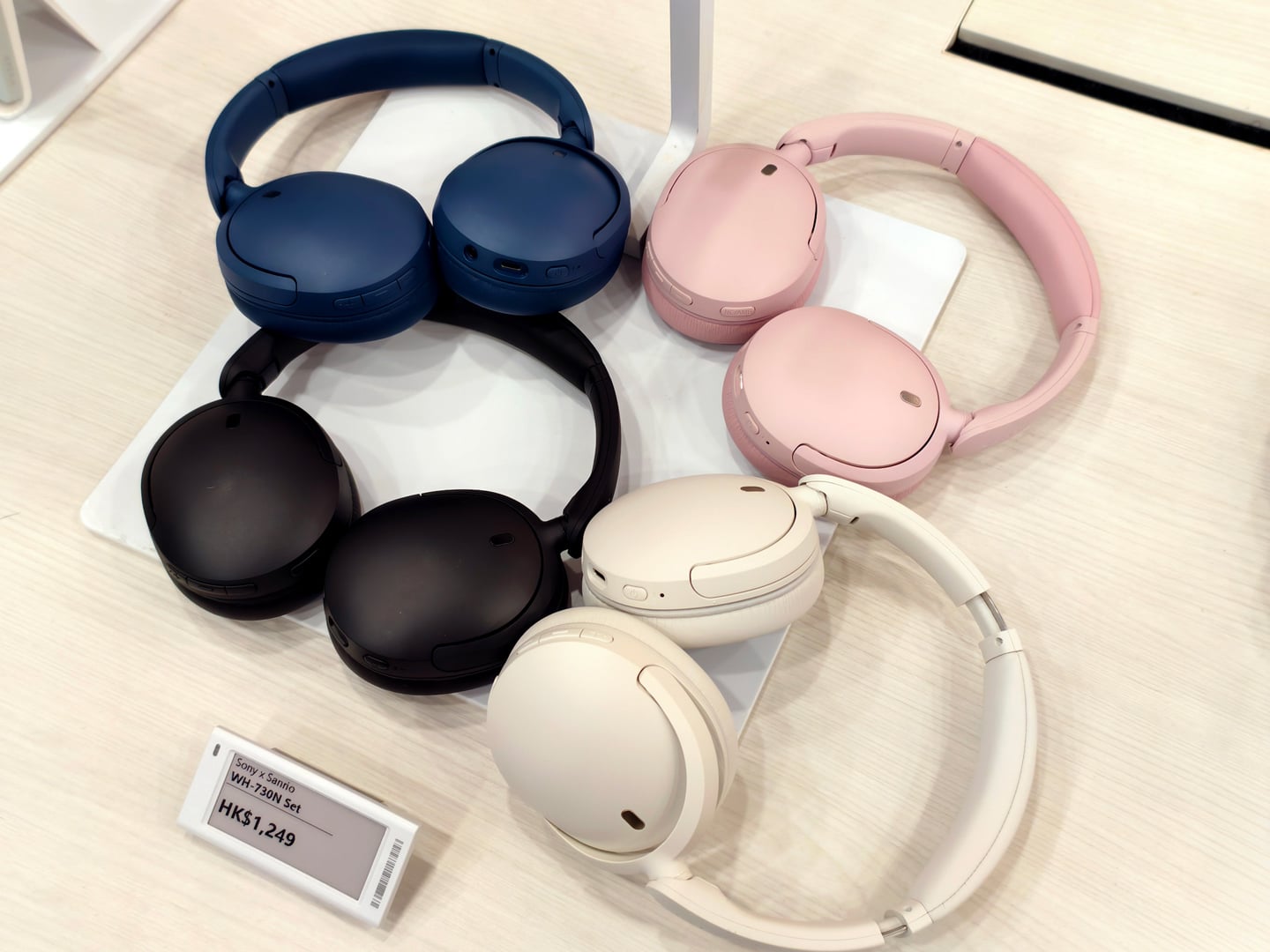 Sony 近日一口氣帶來兩項焦點消息，先是首度聯乘 Sanrio 人氣角色 Hello Kitty，推出限量版聯乘系列，並於 Sony Store 獨家發售；同時亦宣佈升級旗下中階及入門級頭戴式耳機陣容，推出全新 WH-CH730N 無線降噪耳機及 WH-CH530 無線耳機，為普羅大眾帶來更貼地的選擇。