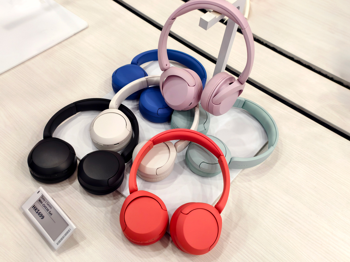 Sony 近日一口氣帶來兩項焦點消息，先是首度聯乘 Sanrio 人氣角色 Hello Kitty，推出限量版聯乘系列，並於 Sony Store 獨家發售；同時亦宣佈升級旗下中階及入門級頭戴式耳機陣容，推出全新 WH-CH730N 無線降噪耳機及 WH-CH530 無線耳機，為普羅大眾帶來更貼地的選擇。