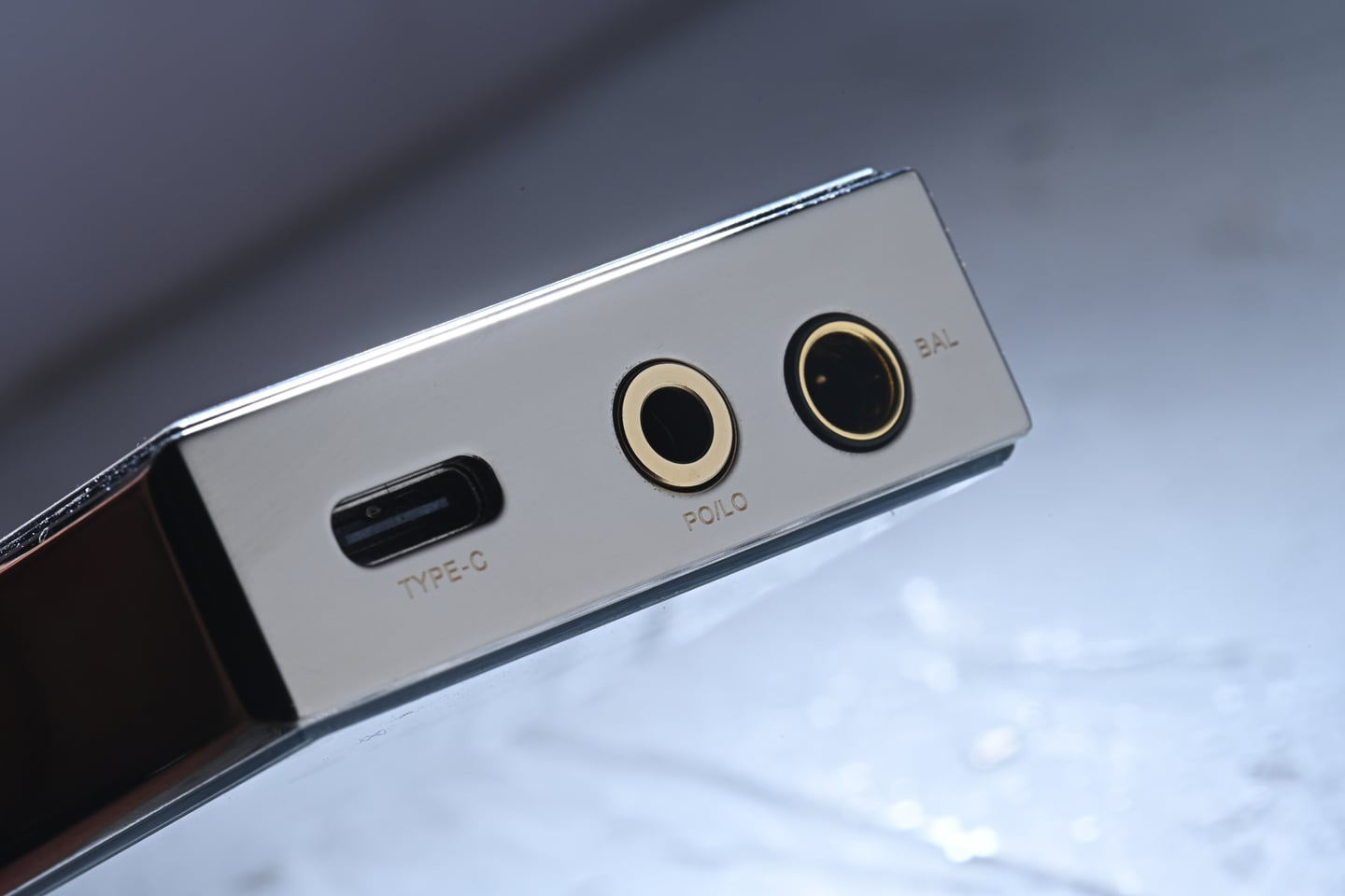 Hidizs AP80 Pro MAX 一向屬於那種機身細小，但存在感不低的隨身播放器，而今次推出的全球限量鈦合金版，最搶眼之處無疑是鏡面拋光鈦合金機身，配合一枚 24K 金色旋鈕，第一眼已經能感受到比其他版本更強烈的高階質感，令它看起來更專業。相比起以往較著重實用取向的外觀，今次的鈦合金版明顯更有收藏味道。