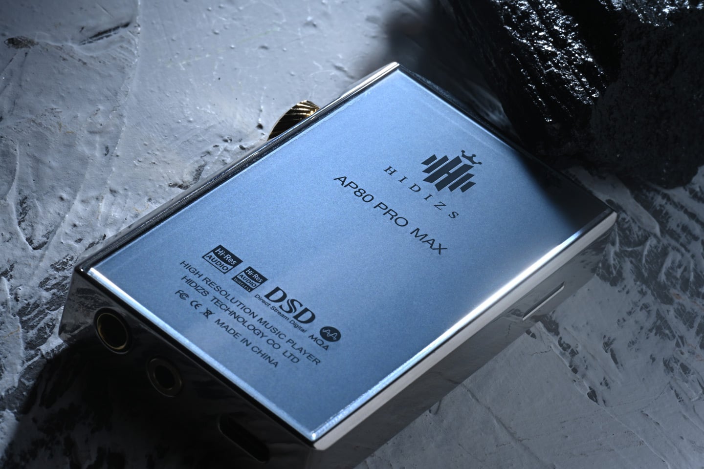 Hidizs AP80 Pro MAX 一向屬於那種機身細小，但存在感不低的隨身播放器，而今次推出的全球限量鈦合金版，最搶眼之處無疑是鏡面拋光鈦合金機身，配合一枚 24K 金色旋鈕，第一眼已經能感受到比其他版本更強烈的高階質感，令它看起來更專業。相比起以往較著重實用取向的外觀，今次的鈦合金版明顯更有收藏味道。