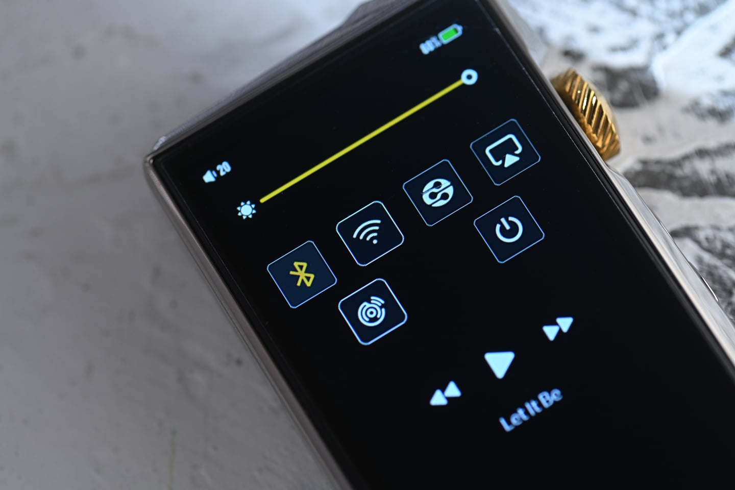 Hidizs AP80 Pro MAX 一向屬於那種機身細小，但存在感不低的隨身播放器，而今次推出的全球限量鈦合金版，最搶眼之處無疑是鏡面拋光鈦合金機身，配合一枚 24K 金色旋鈕，第一眼已經能感受到比其他版本更強烈的高階質感，令它看起來更專業。相比起以往較著重實用取向的外觀，今次的鈦合金版明顯更有收藏味道。