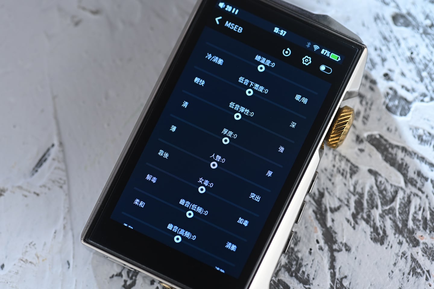 Hidizs AP80 Pro MAX 一向屬於那種機身細小，但存在感不低的隨身播放器，而今次推出的全球限量鈦合金版，最搶眼之處無疑是鏡面拋光鈦合金機身，配合一枚 24K 金色旋鈕，第一眼已經能感受到比其他版本更強烈的高階質感，令它看起來更專業。相比起以往較著重實用取向的外觀，今次的鈦合金版明顯更有收藏味道。