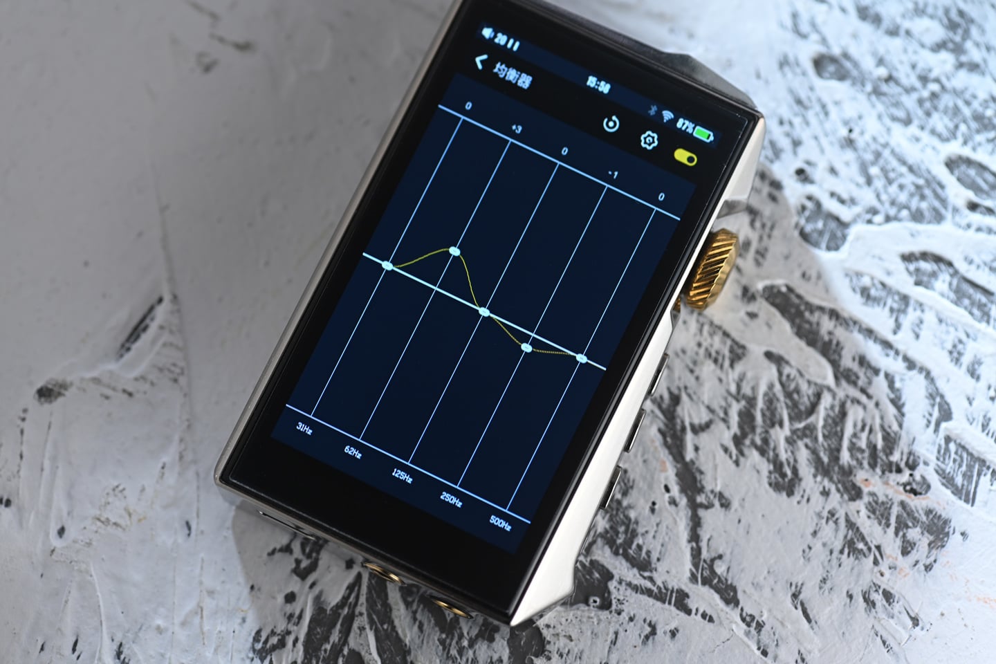 Hidizs AP80 Pro MAX 一向屬於那種機身細小，但存在感不低的隨身播放器，而今次推出的全球限量鈦合金版，最搶眼之處無疑是鏡面拋光鈦合金機身，配合一枚 24K 金色旋鈕，第一眼已經能感受到比其他版本更強烈的高階質感，令它看起來更專業。相比起以往較著重實用取向的外觀，今次的鈦合金版明顯更有收藏味道。
