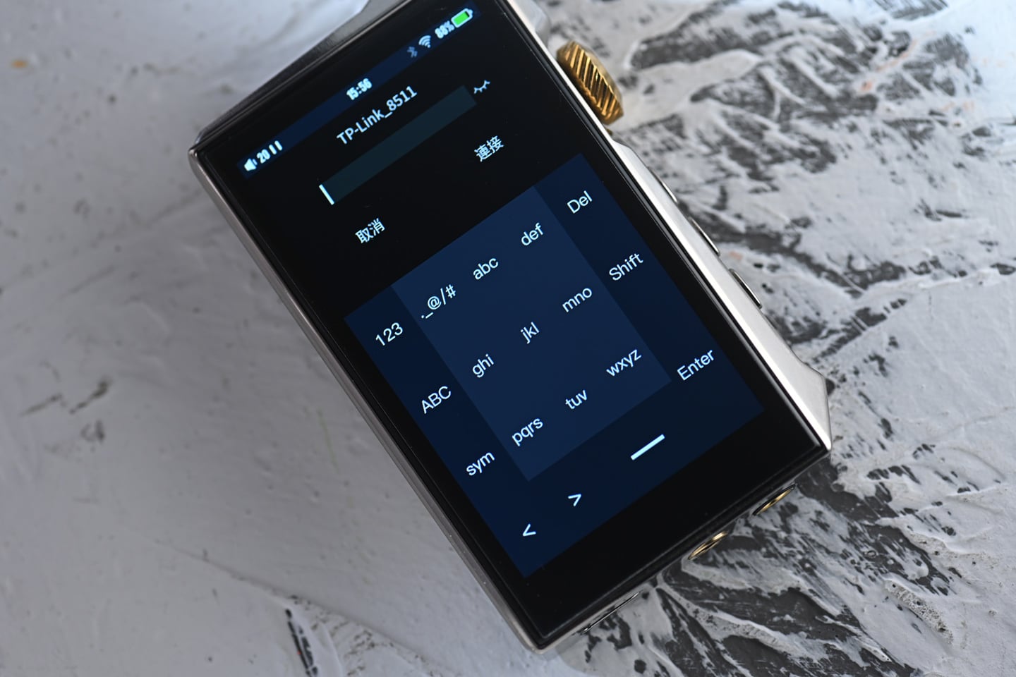 Hidizs AP80 Pro MAX 一向屬於那種機身細小，但存在感不低的隨身播放器，而今次推出的全球限量鈦合金版，最搶眼之處無疑是鏡面拋光鈦合金機身，配合一枚 24K 金色旋鈕，第一眼已經能感受到比其他版本更強烈的高階質感，令它看起來更專業。相比起以往較著重實用取向的外觀，今次的鈦合金版明顯更有收藏味道。
