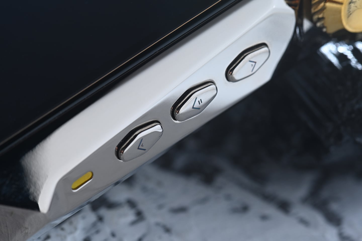 Hidizs AP80 Pro MAX 一向屬於那種機身細小，但存在感不低的隨身播放器，而今次推出的全球限量鈦合金版，最搶眼之處無疑是鏡面拋光鈦合金機身，配合一枚 24K 金色旋鈕，第一眼已經能感受到比其他版本更強烈的高階質感，令它看起來更專業。相比起以往較著重實用取向的外觀，今次的鈦合金版明顯更有收藏味道。