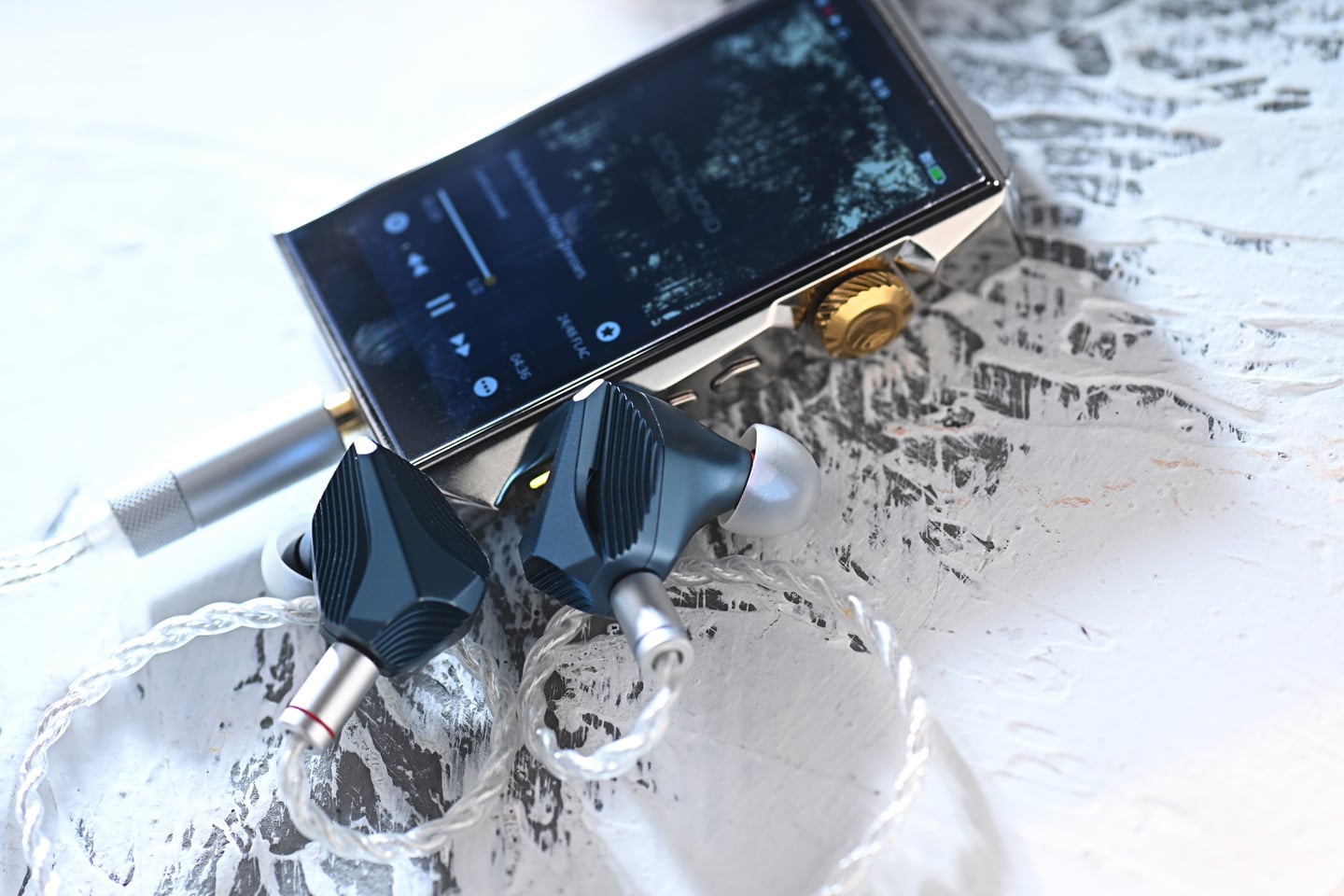 Hidizs AP80 Pro MAX 一向屬於那種機身細小，但存在感不低的隨身播放器，而今次推出的全球限量鈦合金版，最搶眼之處無疑是鏡面拋光鈦合金機身，配合一枚 24K 金色旋鈕，第一眼已經能感受到比其他版本更強烈的高階質感，令它看起來更專業。相比起以往較著重實用取向的外觀，今次的鈦合金版明顯更有收藏味道。
