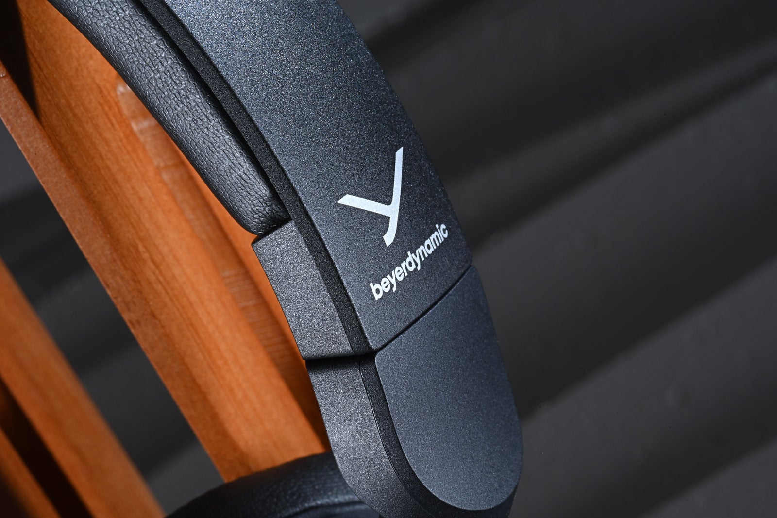 眾所週知，Beyerdynamic 是錄音室裡很常遇見的專業耳機品牌。他們相信，耳機除了用來欣賞音樂，也是一件幫助用家判斷聲音的工作工具。品牌最新推出的 DT 275 PRO，便更進一步，把這種實用精神帶到更靈活的使用環境。拍攝現場、演出場地和流動錄音環境，往往沒有安靜房間讓人慢慢聽清每個細節；耳機需要容易攜帶、迅速戴上，也要盡量減少外界聲音干擾。DT 275 PRO 以小巧的貼耳式設計配合封閉式結構，正是針對這些需求而來。