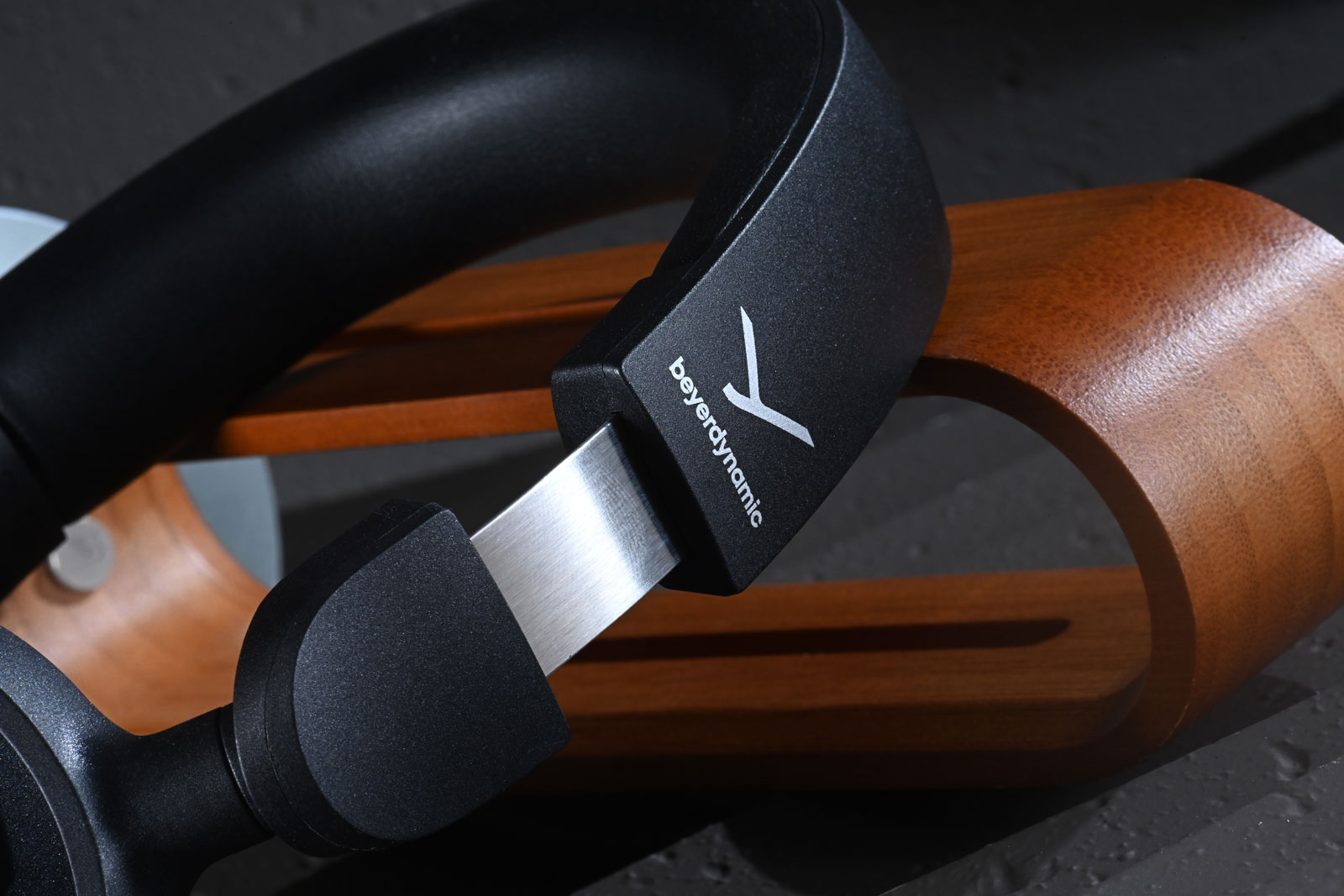 眾所週知，Beyerdynamic 是錄音室裡很常遇見的專業耳機品牌。他們相信，耳機除了用來欣賞音樂，也是一件幫助用家判斷聲音的工作工具。品牌最新推出的 DT 275 PRO，便更進一步，把這種實用精神帶到更靈活的使用環境。拍攝現場、演出場地和流動錄音環境，往往沒有安靜房間讓人慢慢聽清每個細節；耳機需要容易攜帶、迅速戴上，也要盡量減少外界聲音干擾。DT 275 PRO 以小巧的貼耳式設計配合封閉式結構，正是針對這些需求而來。