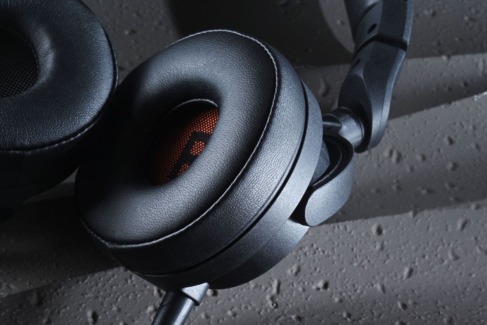眾所週知，Beyerdynamic 是錄音室裡很常遇見的專業耳機品牌。他們相信，耳機除了用來欣賞音樂，也是一件幫助用家判斷聲音的工作工具。品牌最新推出的 DT 275 PRO，便更進一步，把這種實用精神帶到更靈活的使用環境。拍攝現場、演出場地和流動錄音環境，往往沒有安靜房間讓人慢慢聽清每個細節；耳機需要容易攜帶、迅速戴上，也要盡量減少外界聲音干擾。DT 275 PRO 以小巧的貼耳式設計配合封閉式結構，正是針對這些需求而來。